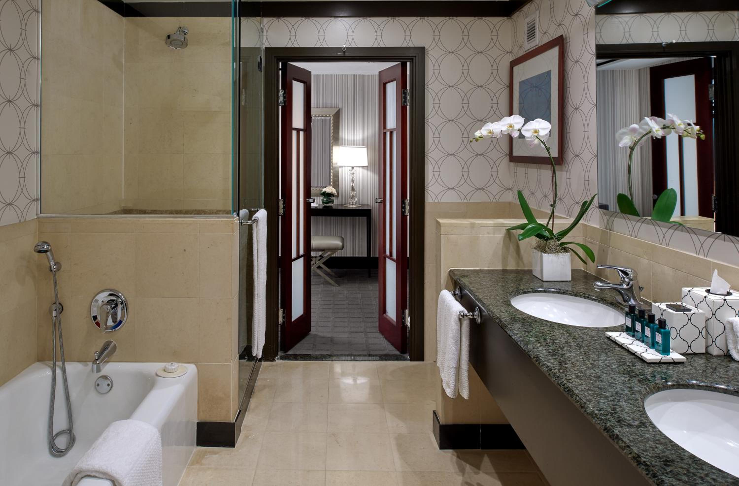 Prestige King Suite - Corner Room - Photo 3