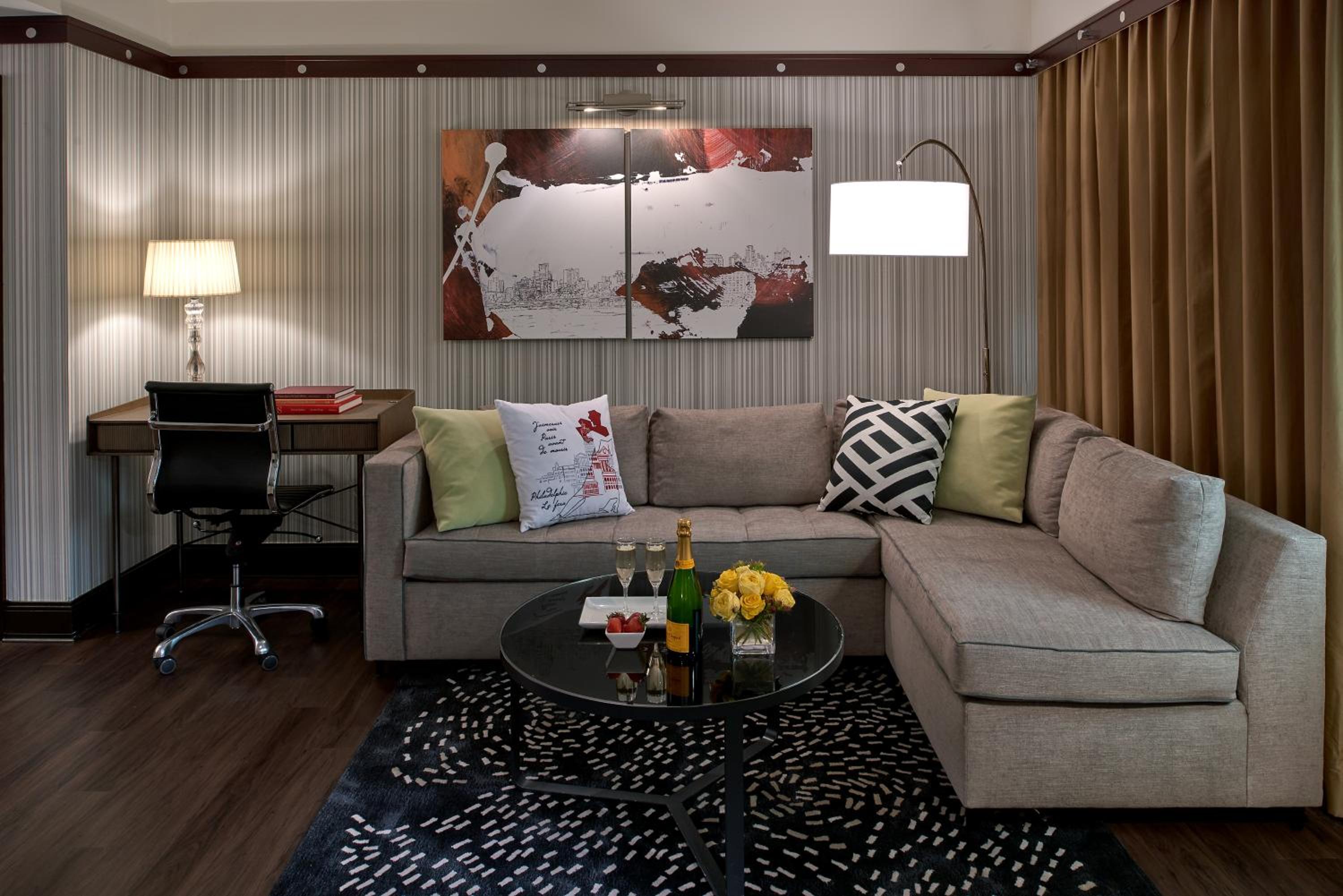 Prestige King Suite - Corner Room - Photo 6