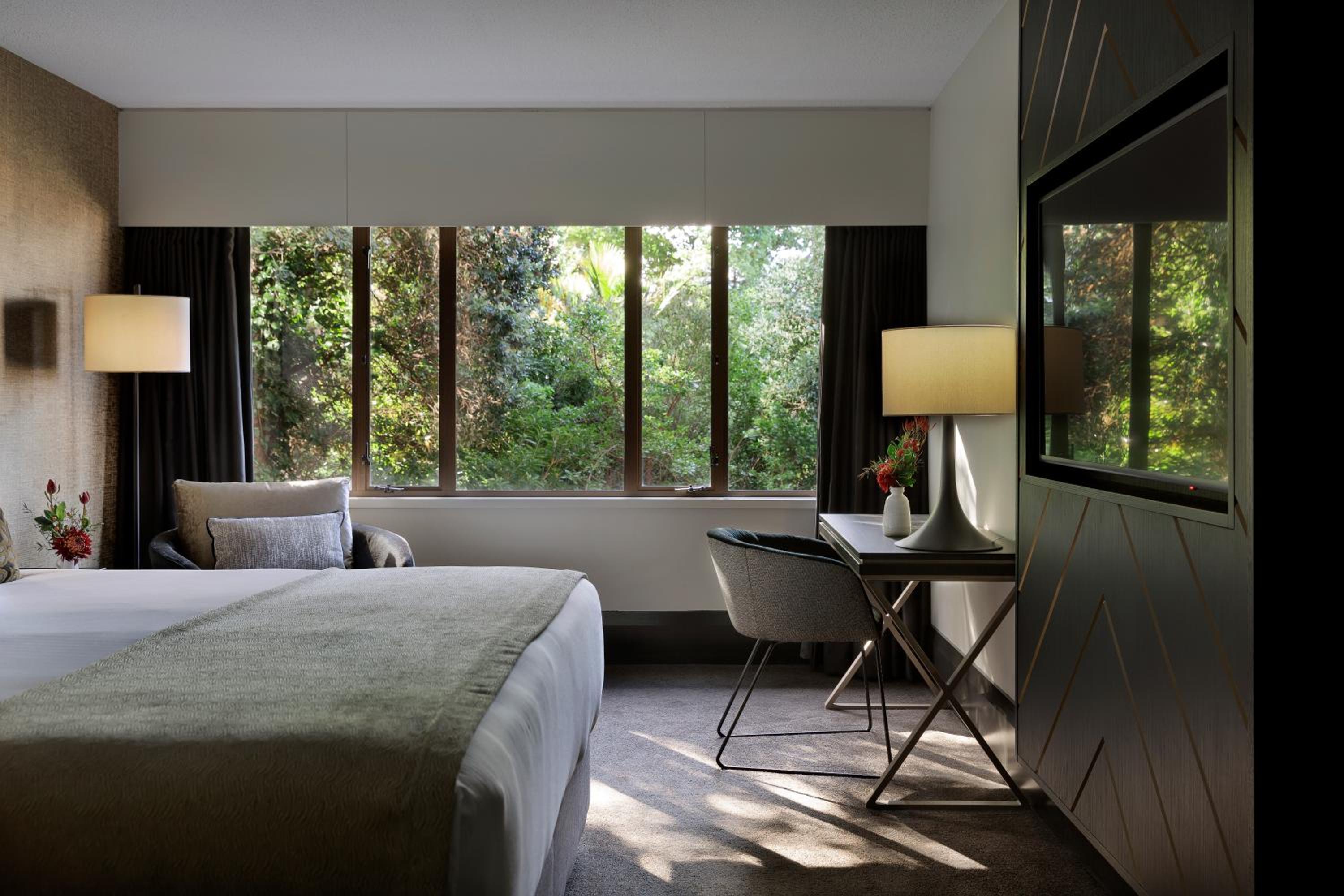 Superior King Room thumbnail 6
