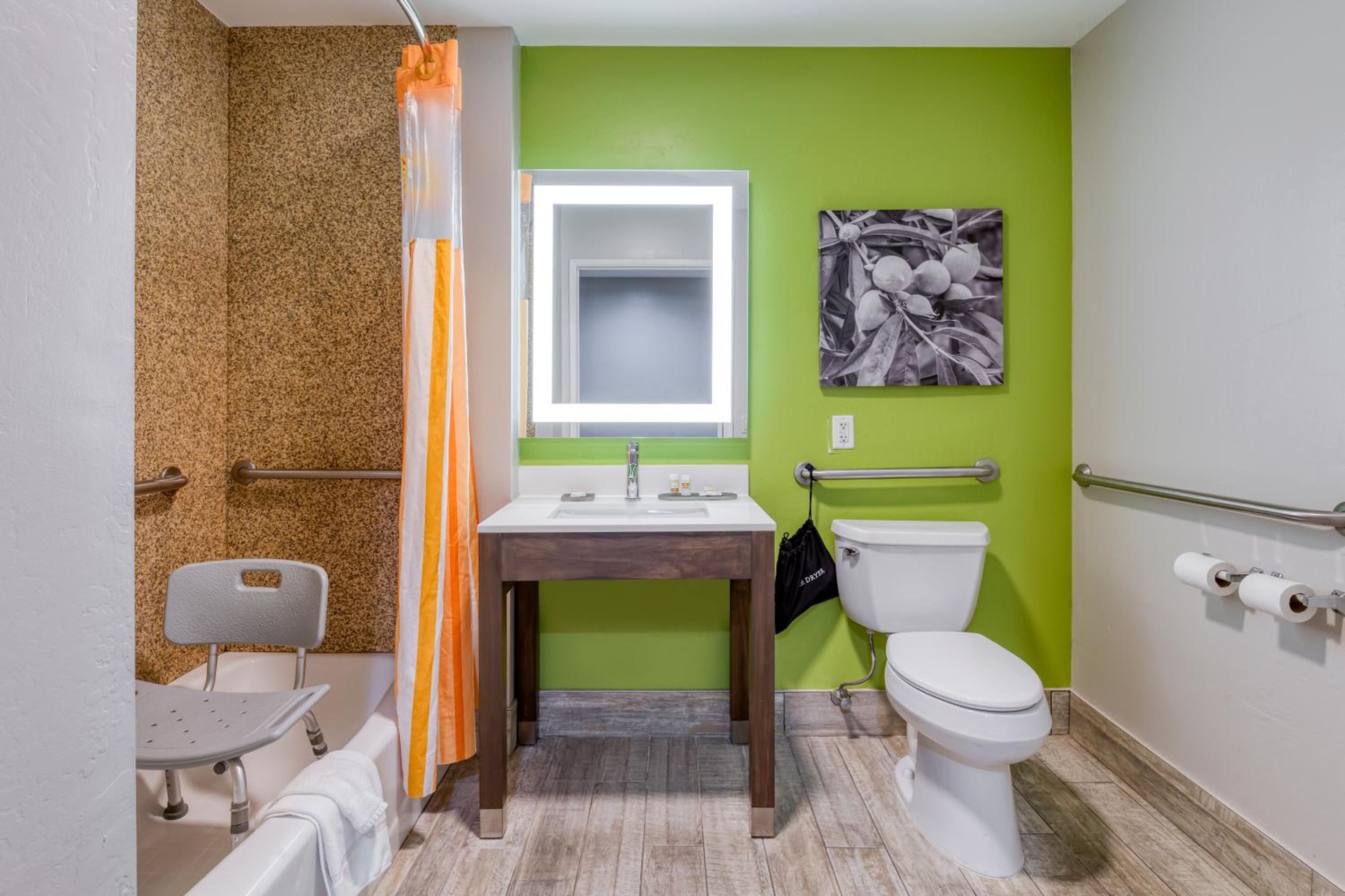 King Room with Bath Tub with Grab Bars - Mobility Accessible/Non-Smoking - Photo 4