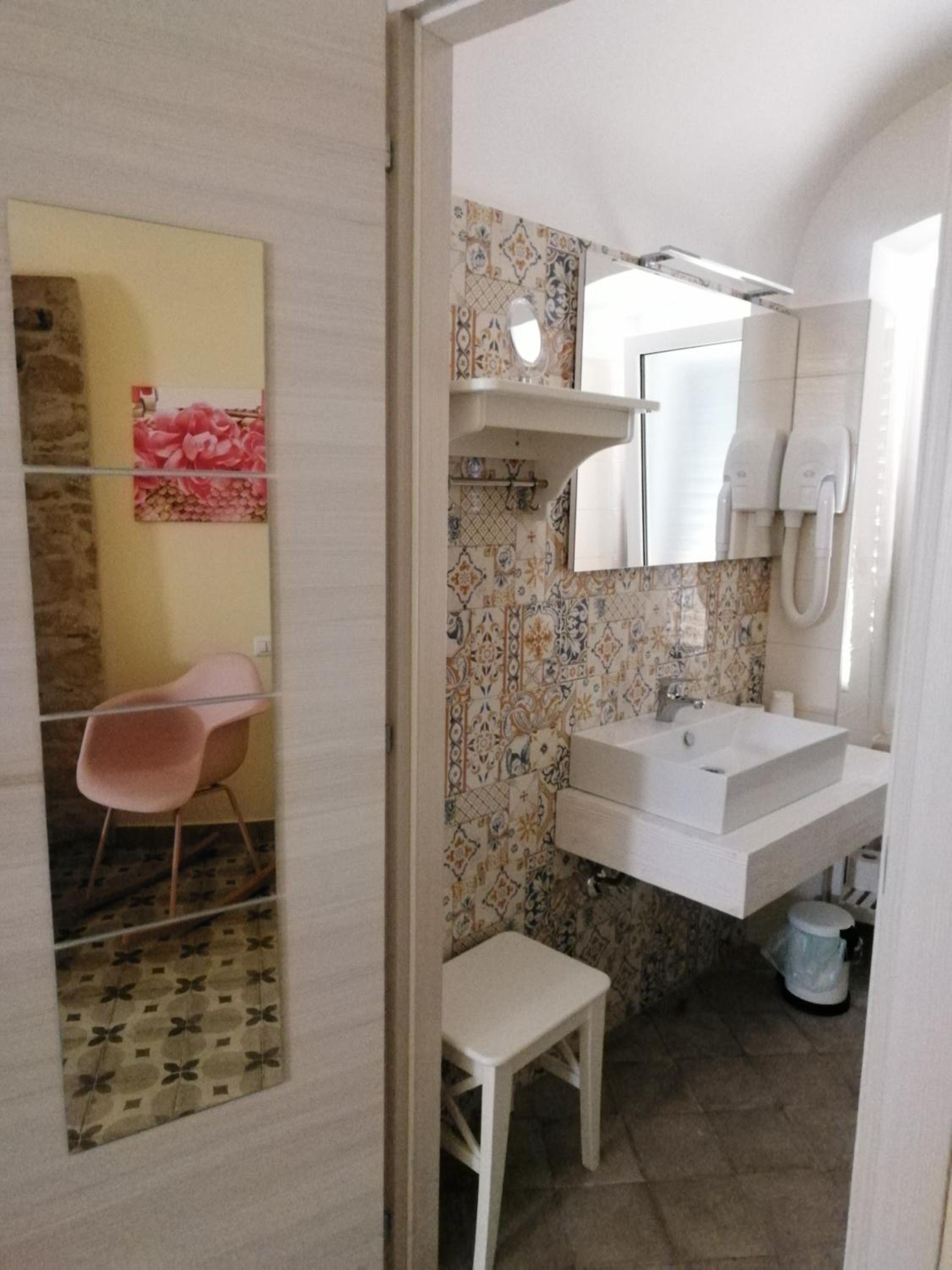 One-Bedroom Apartment - Photo 2