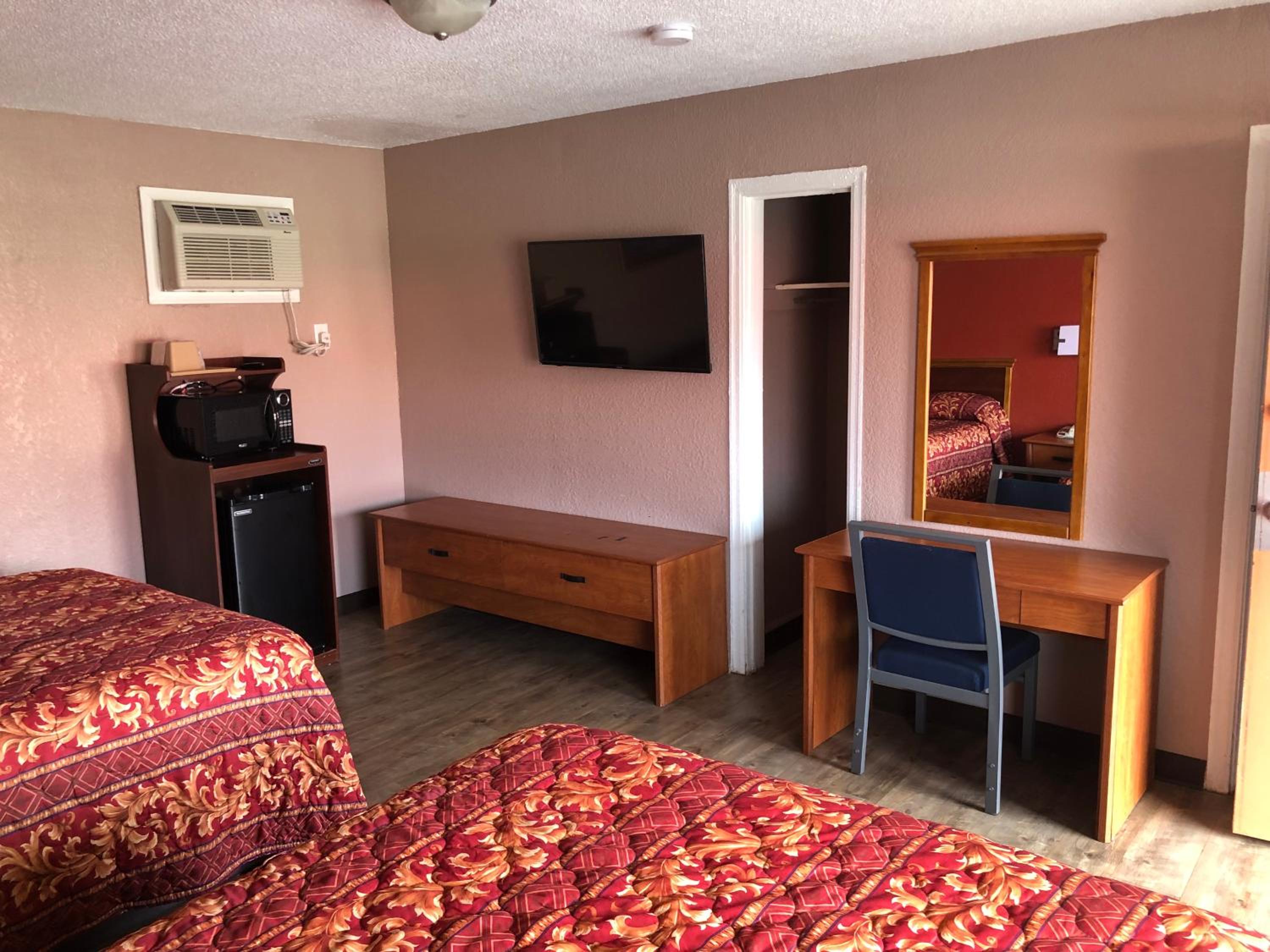 Queen Room with Two Queen Beds - Smoking