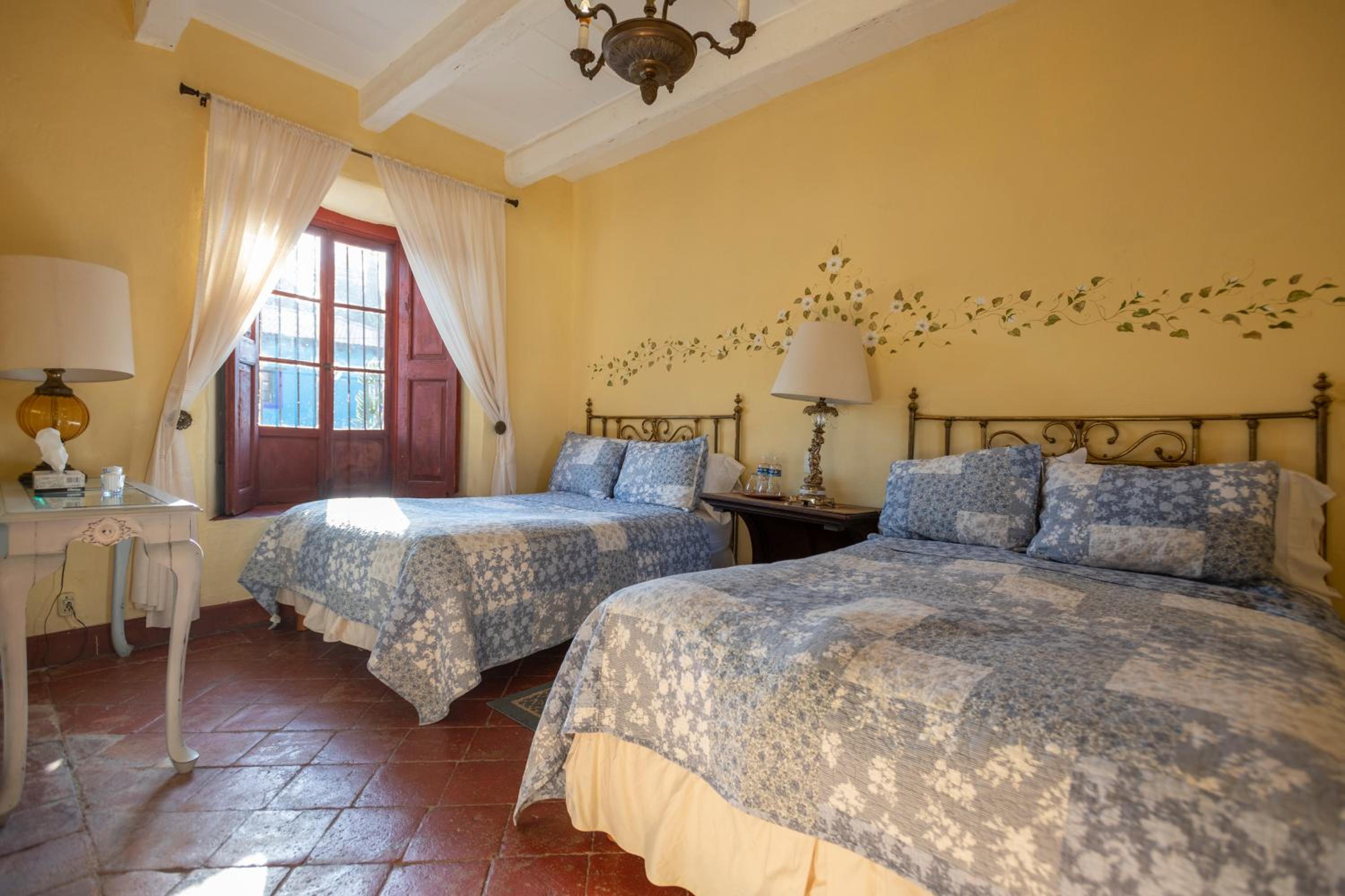 Two Double Beds Room with Private Bathroom - Photo 5