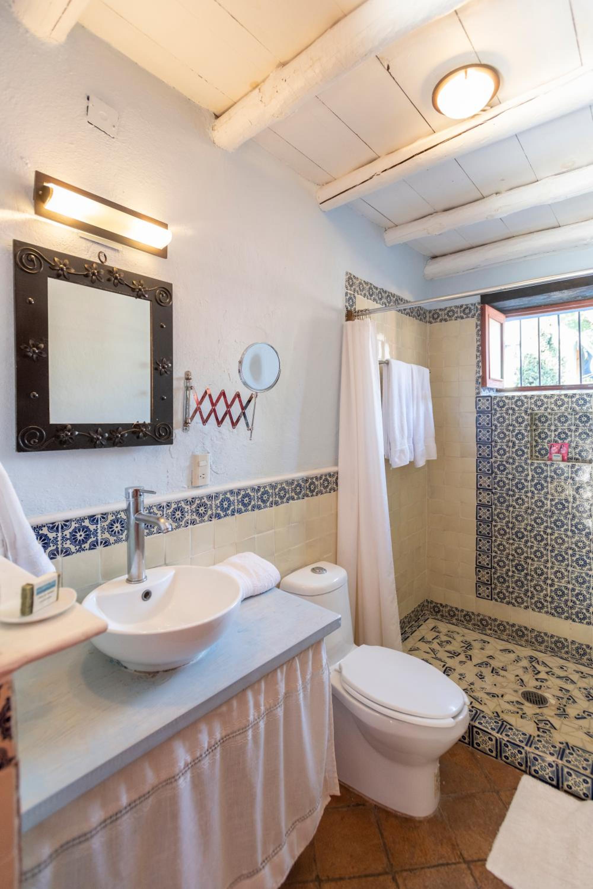 Two Double Beds Room with Private Bathroom - Photo 8