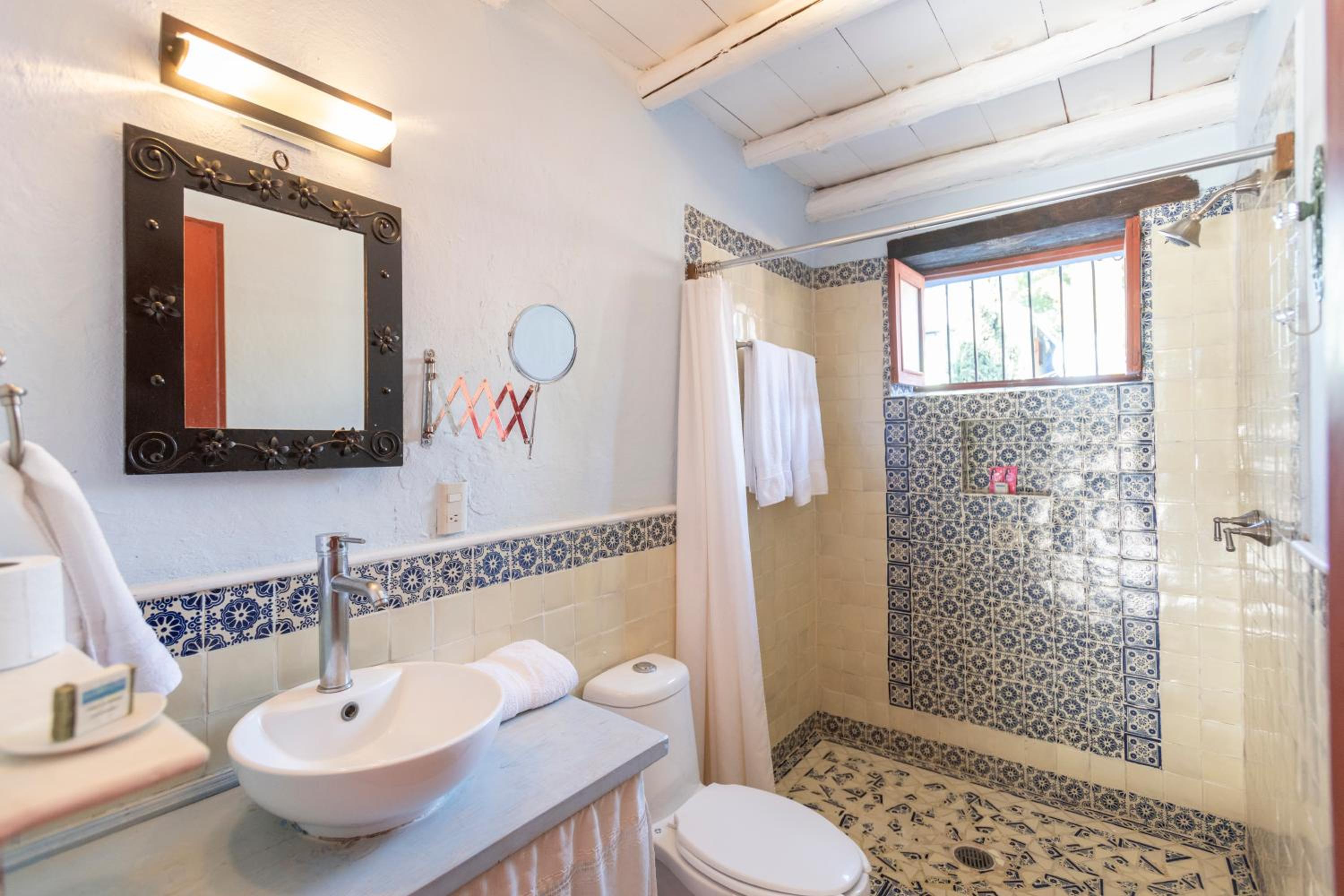 Two Double Beds Room with Private Bathroom - Photo 7