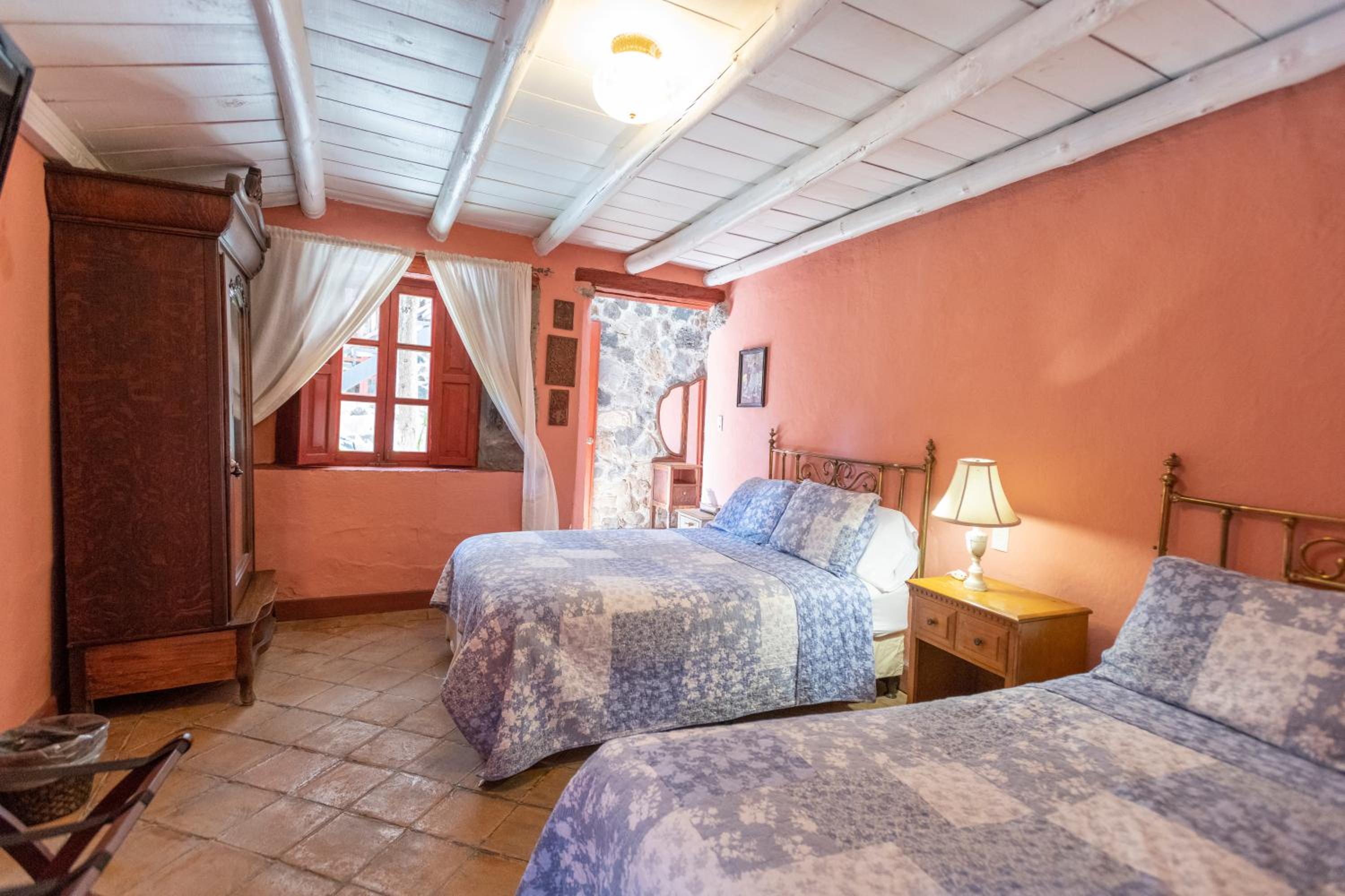 Two Double Beds Room with Private Bathroom - Photo 6