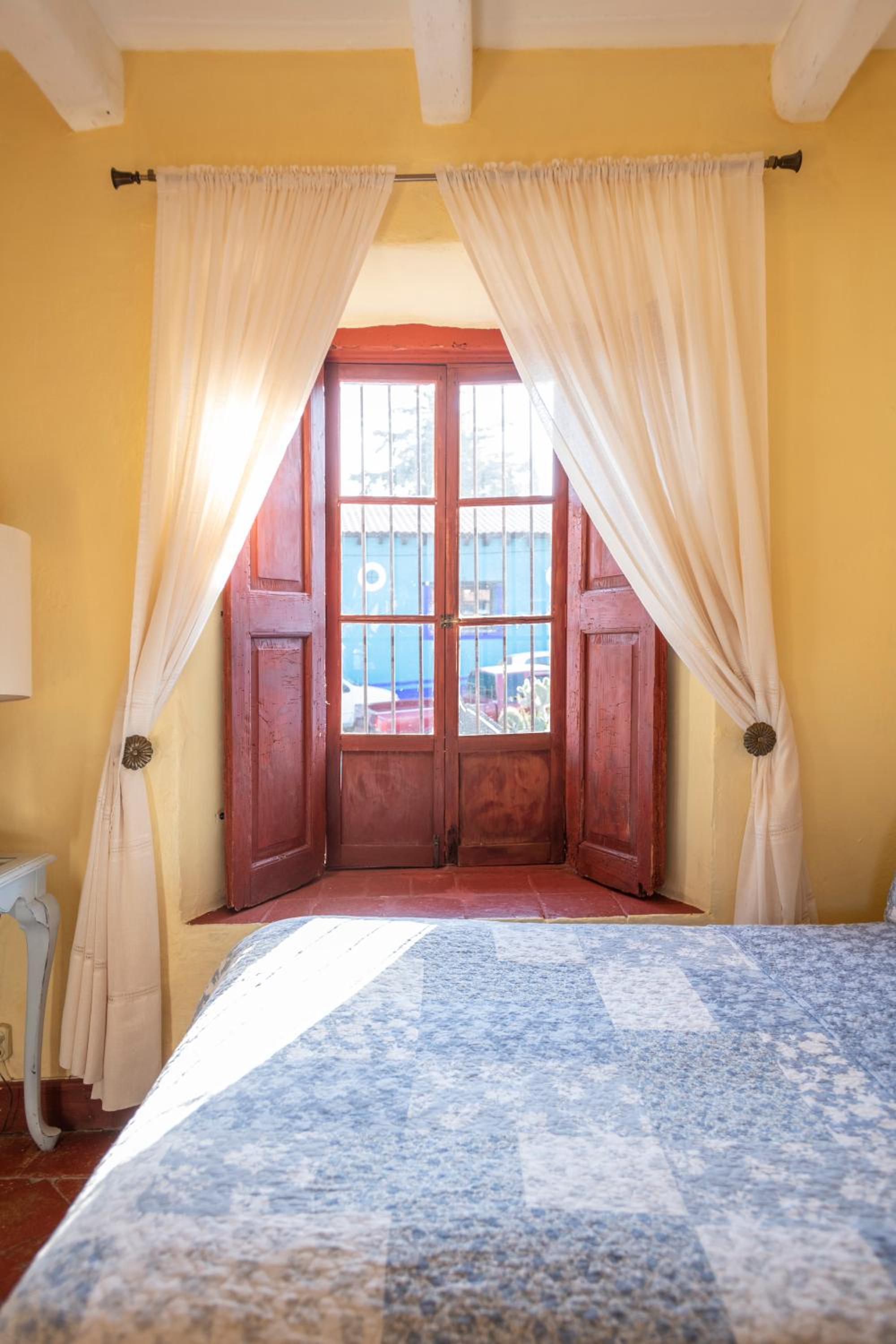 Two Double Beds Room with Private Bathroom - Photo 10