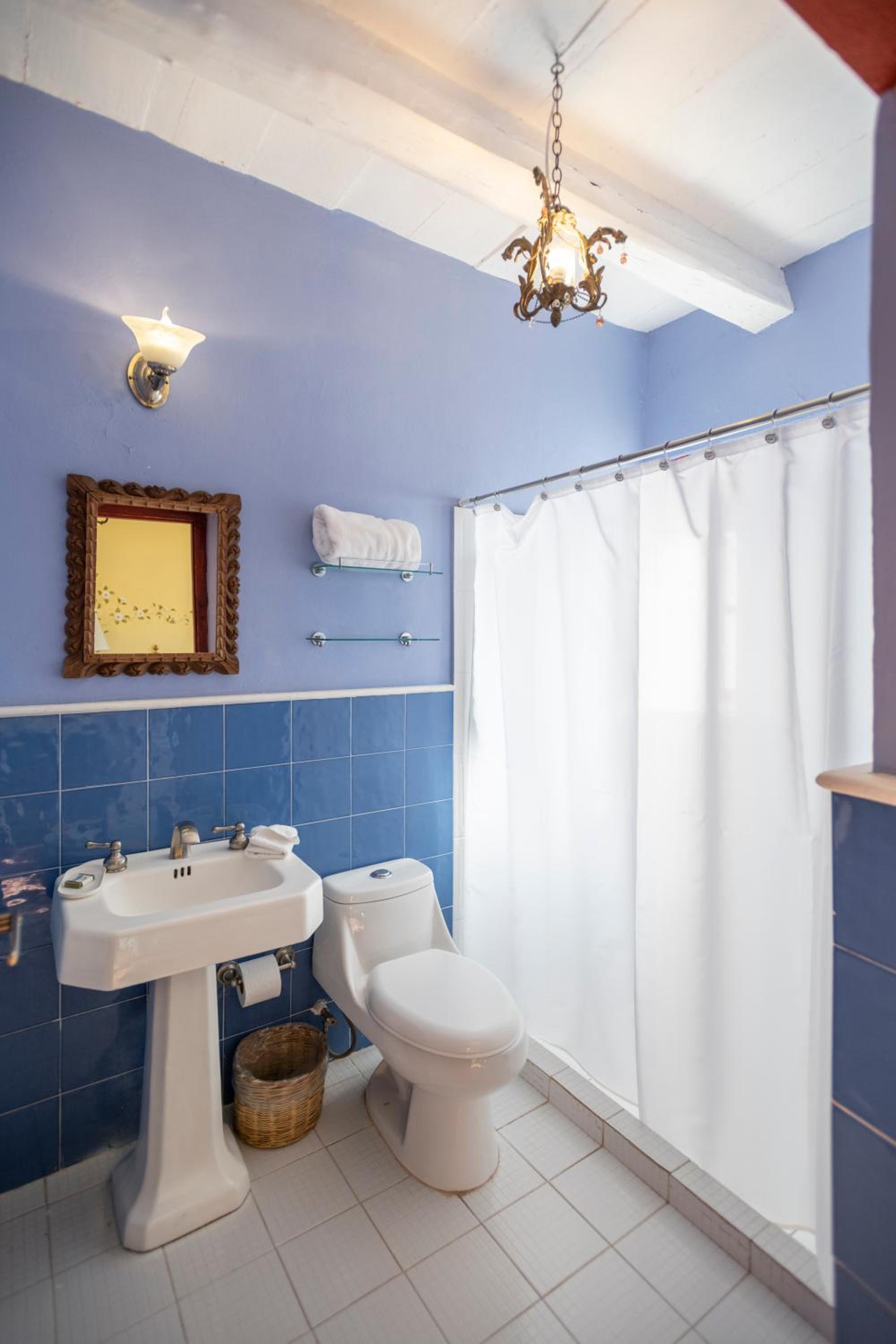 Two Double Beds Room with Private Bathroom - Photo 9