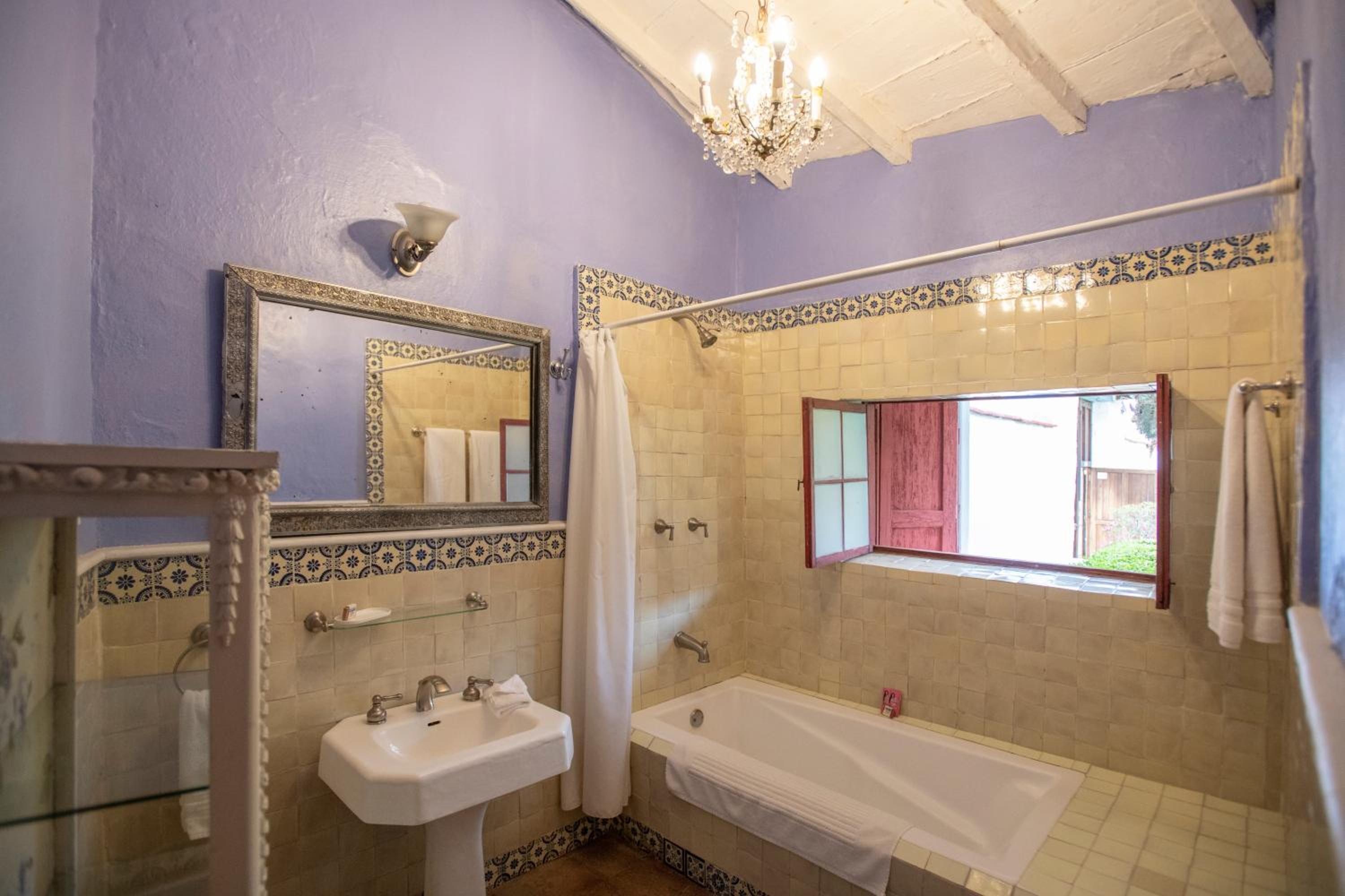 Deluxe King Room with Bath and Fireplace - Photo 12