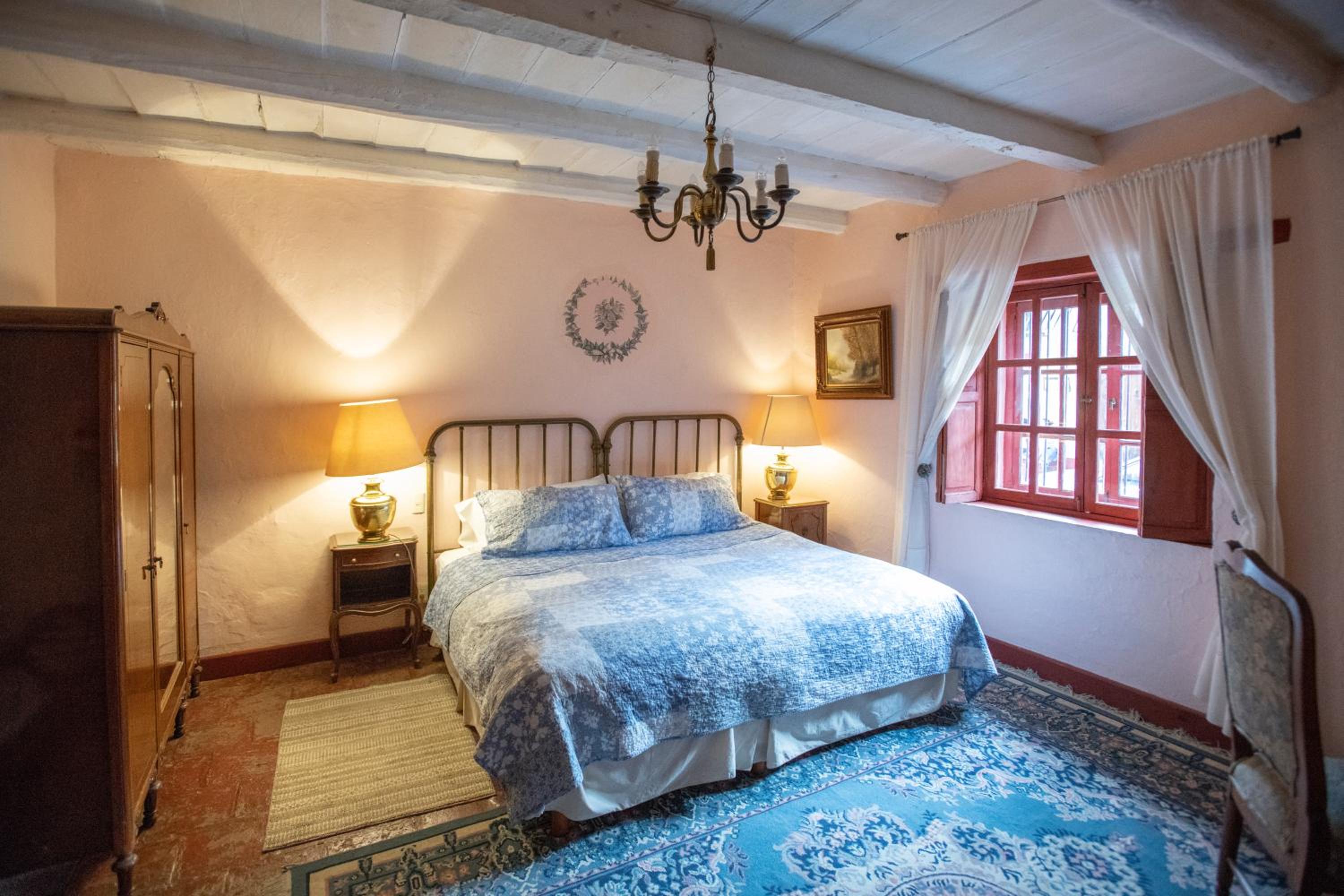 Deluxe King Room with Bath and Fireplace - Photo 10