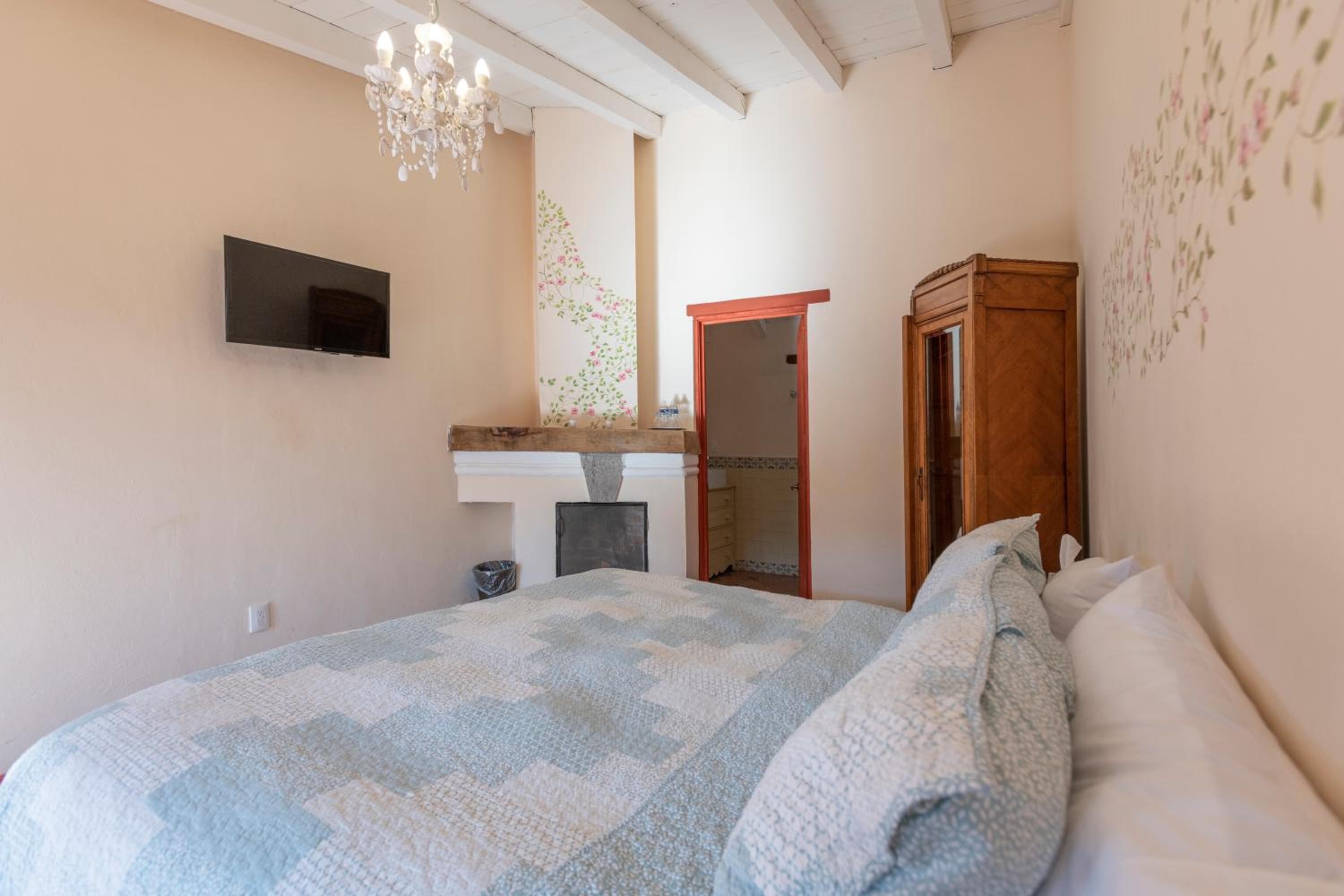 Deluxe King Room with Bath and Fireplace - Photo 3