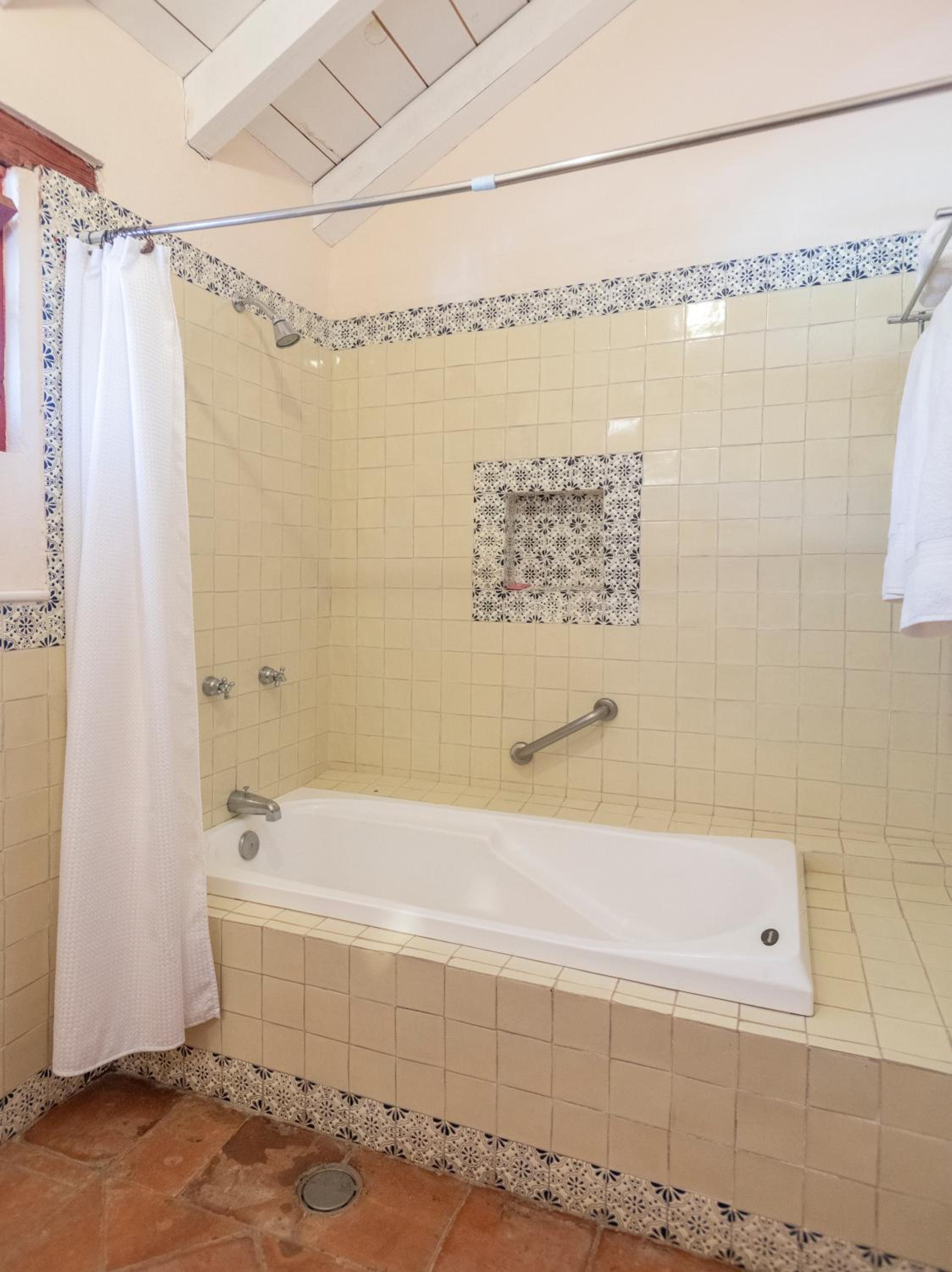 Deluxe King Room with Bath and Fireplace - Photo 2