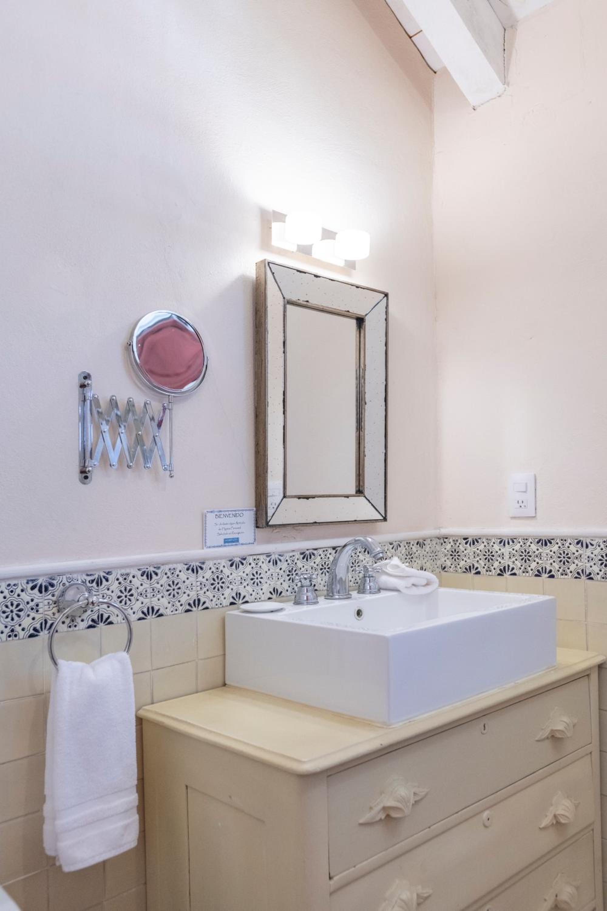 Deluxe King Room with Bath and Fireplace - Photo 16