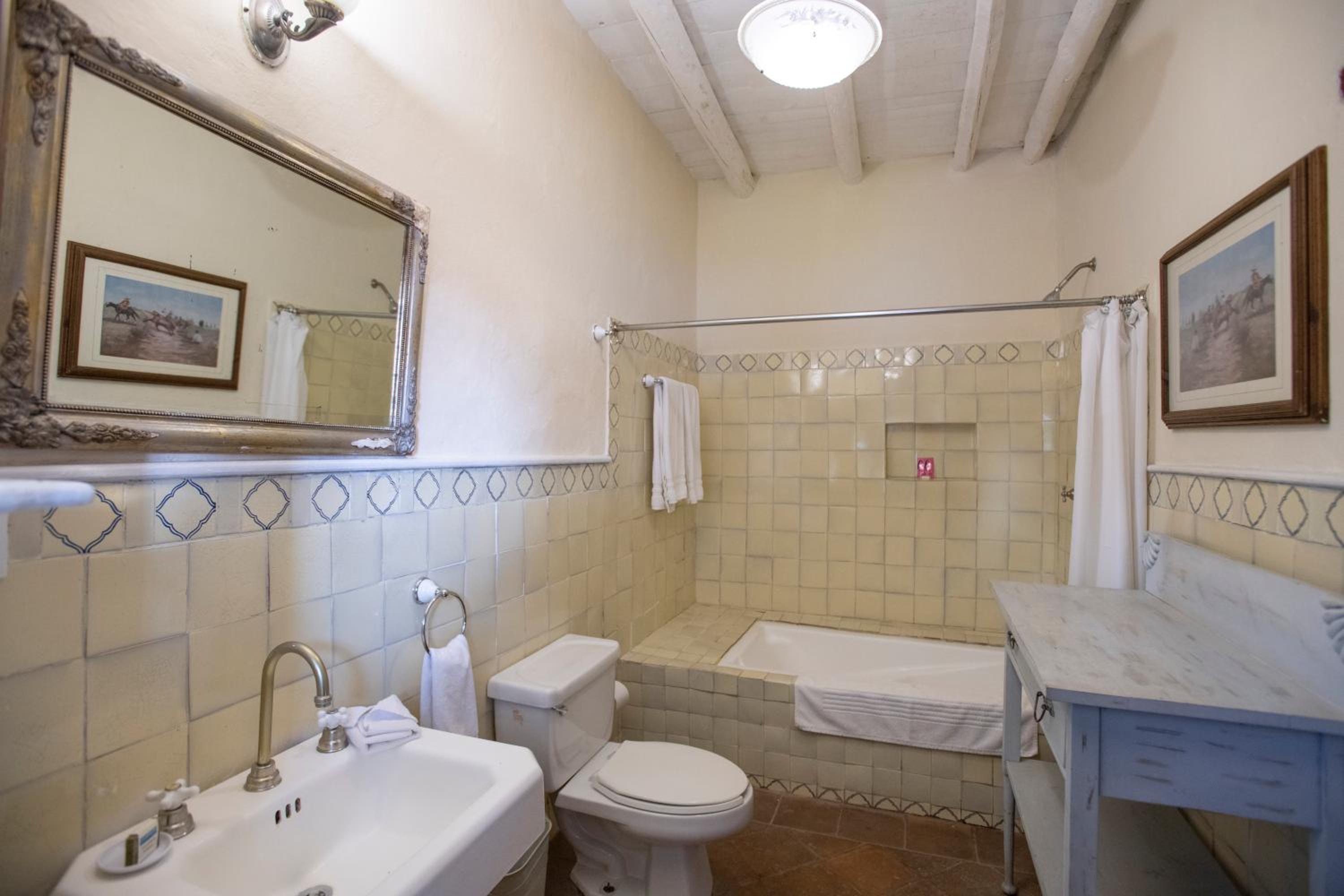 King Room with Private Bathroom - Photo 5
