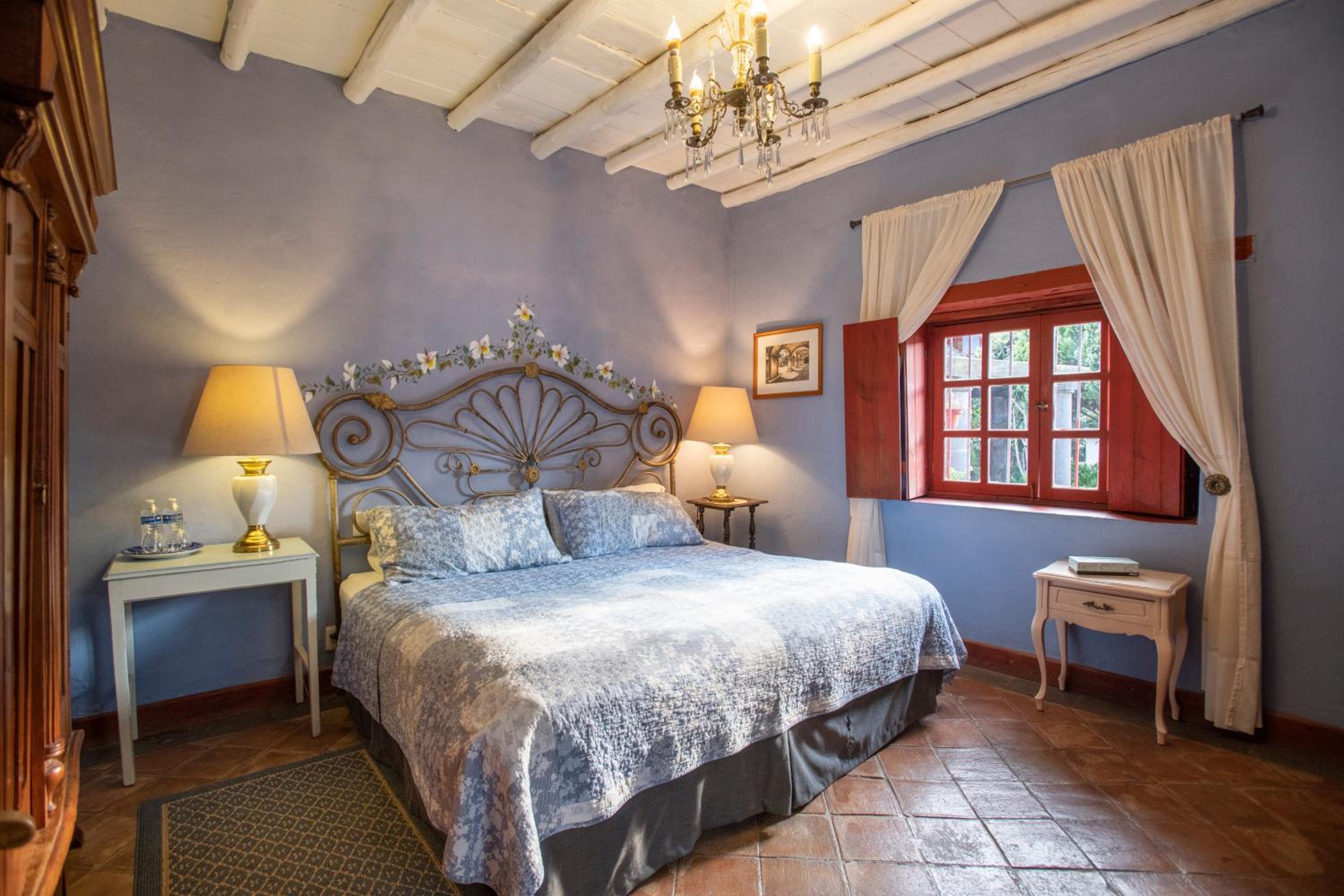 King Room with Private Bathroom - Photo 6