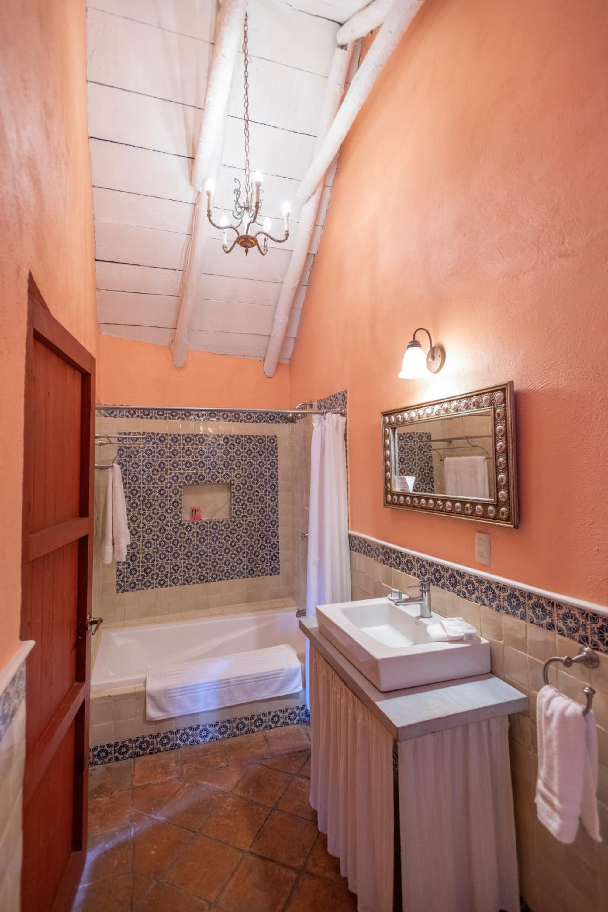 Deluxe King Room with Bath and Fireplace - Photo 8