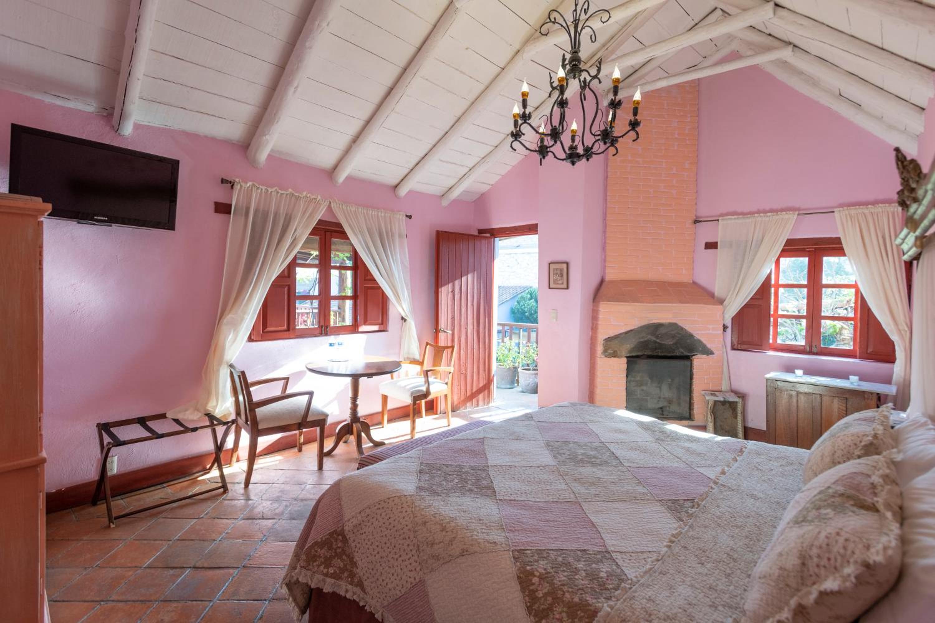 Deluxe King Room with Bath and Fireplace - Photo 7