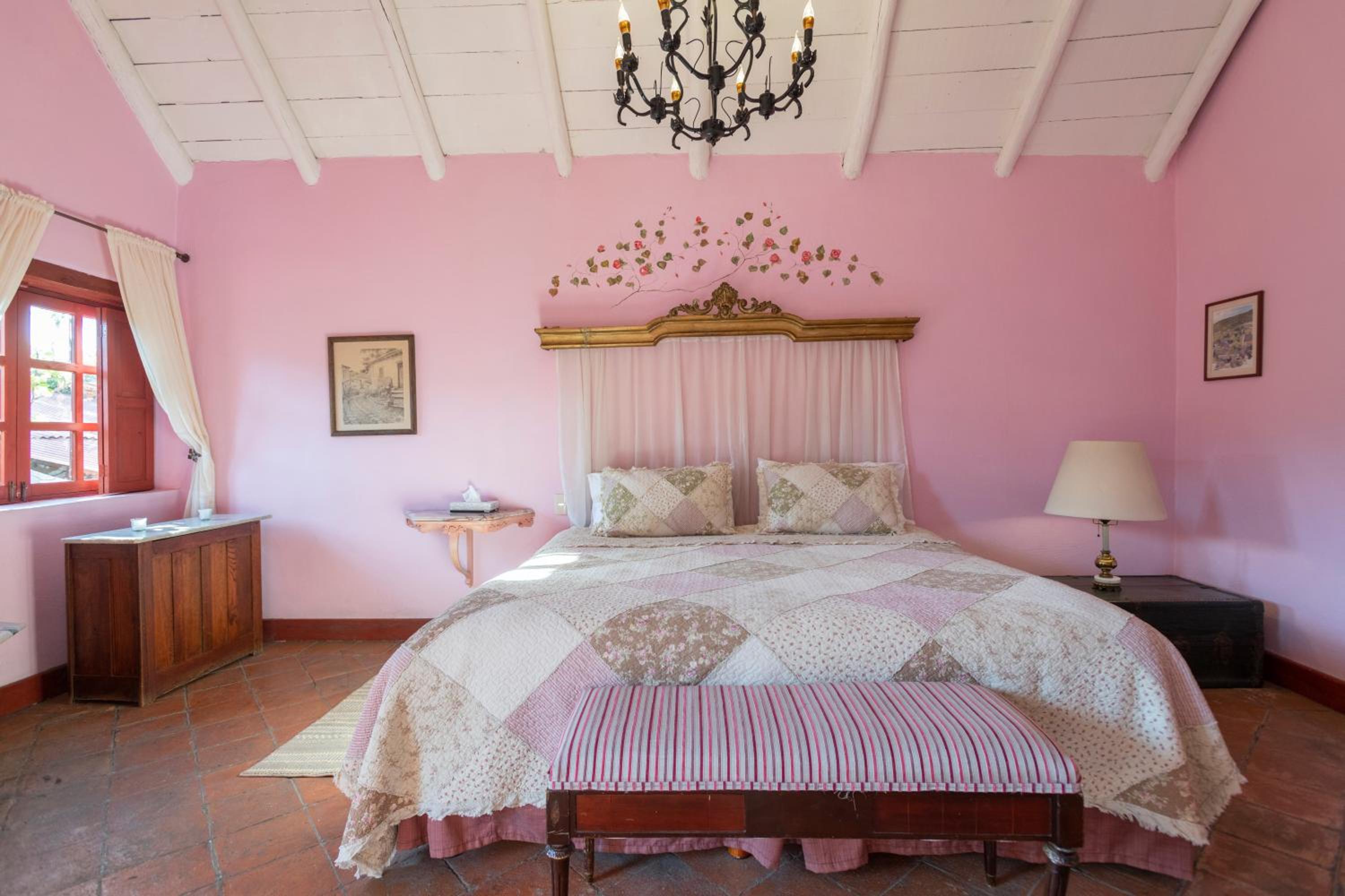 Deluxe King Room with Bath and Fireplace - Photo 6