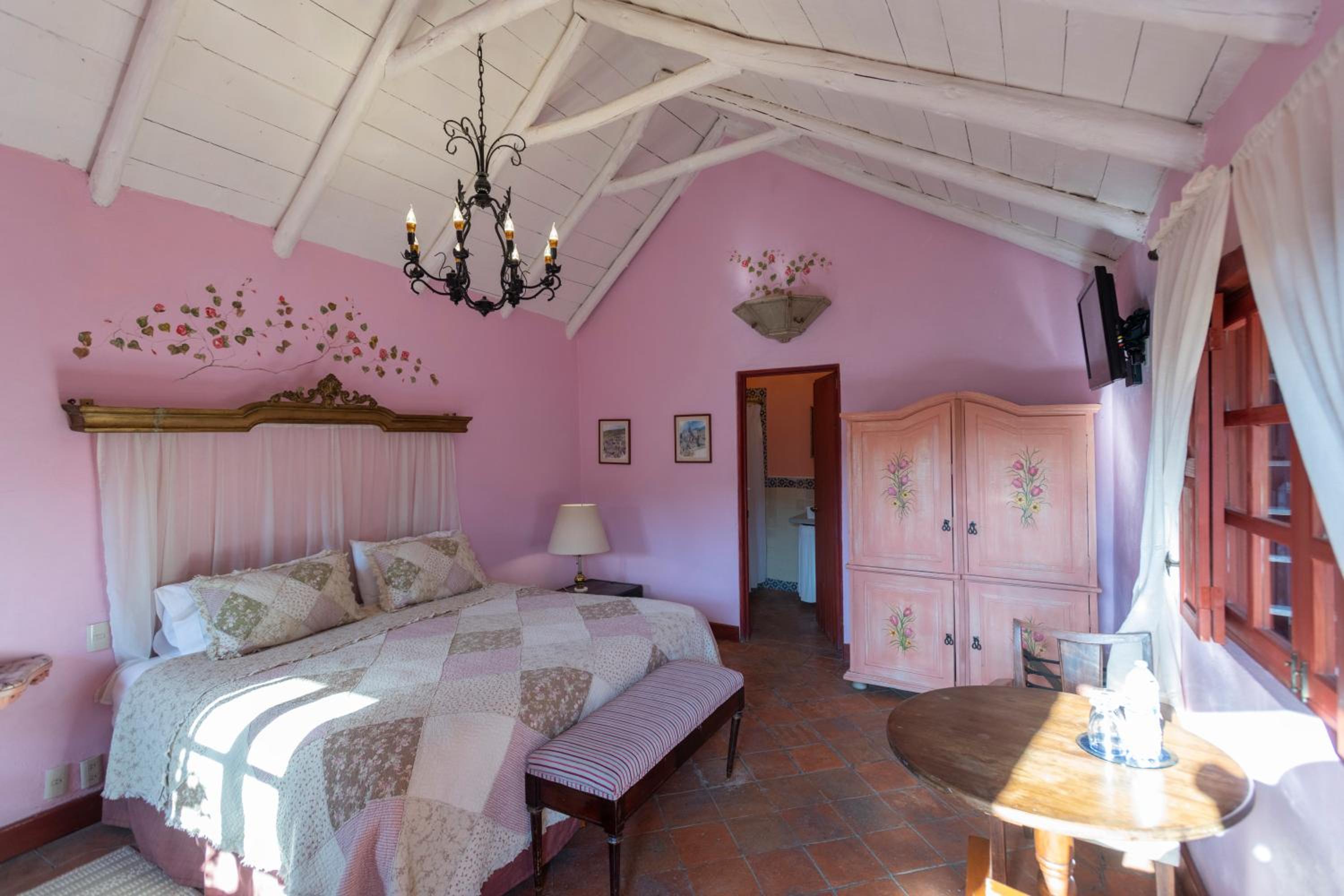 Deluxe King Room with Bath and Fireplace - Photo 5