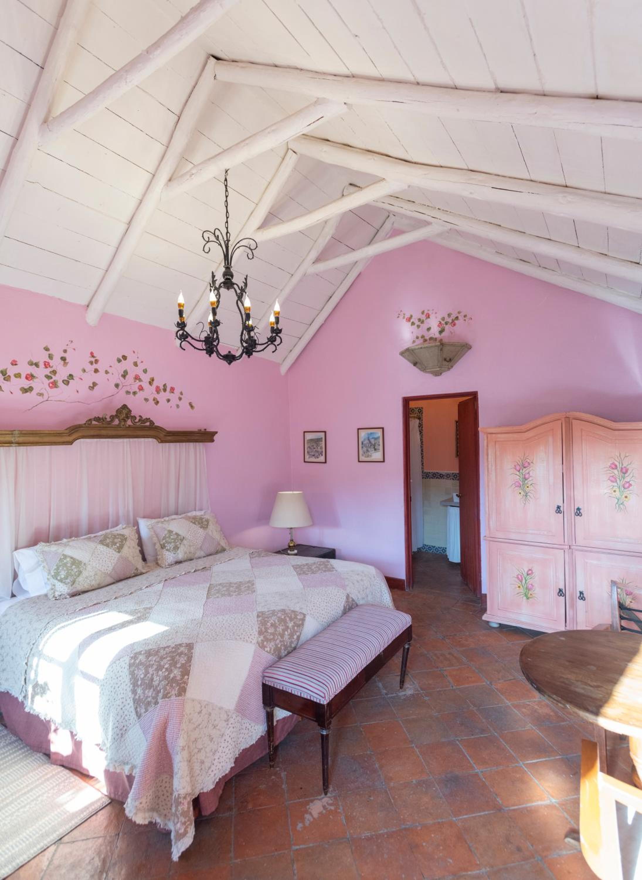 Deluxe King Room with Bath and Fireplace - Photo 4