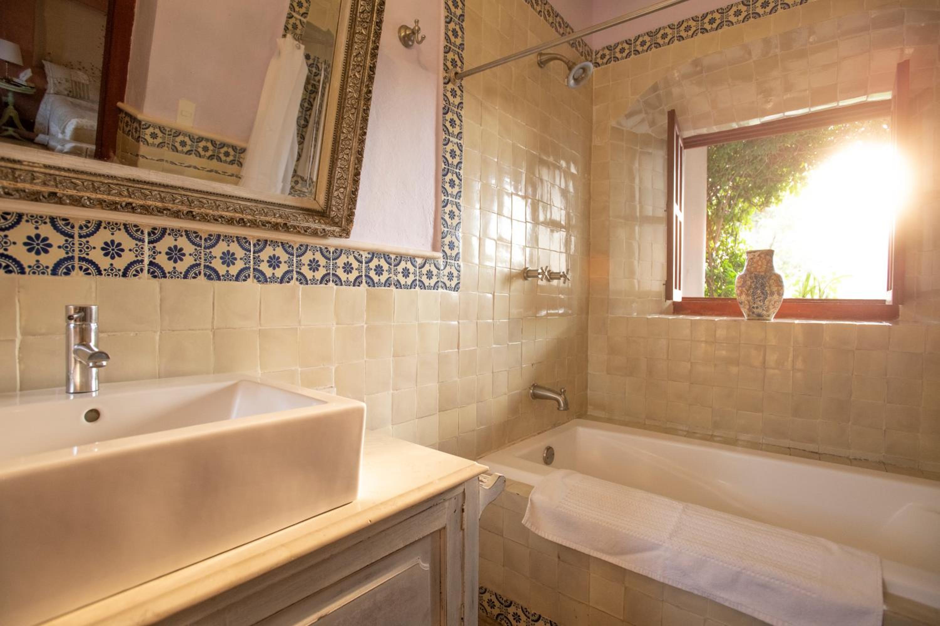 Deluxe Double Room with Bath and Fireplace - Photo 5
