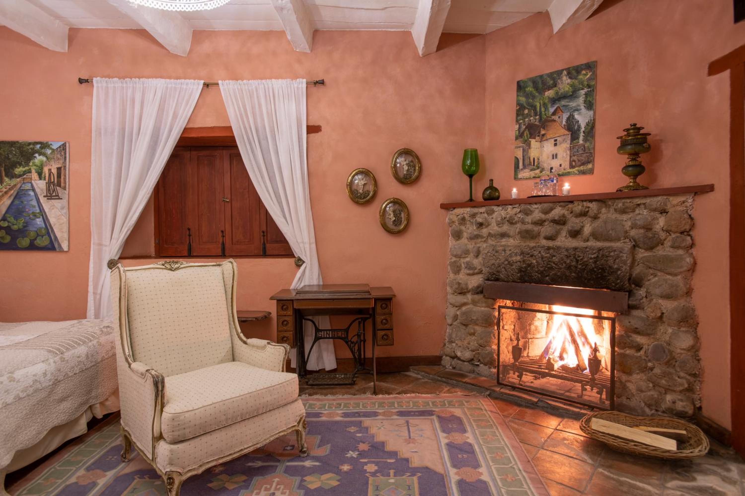 Deluxe Double Room with Bath and Fireplace - Photo 11