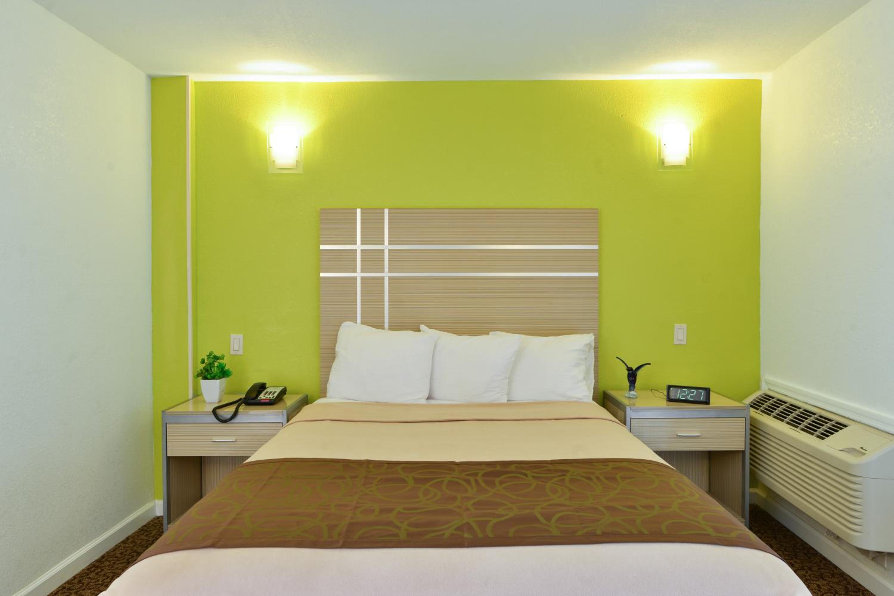 Standard Queen Room with Shower  - Photo 8