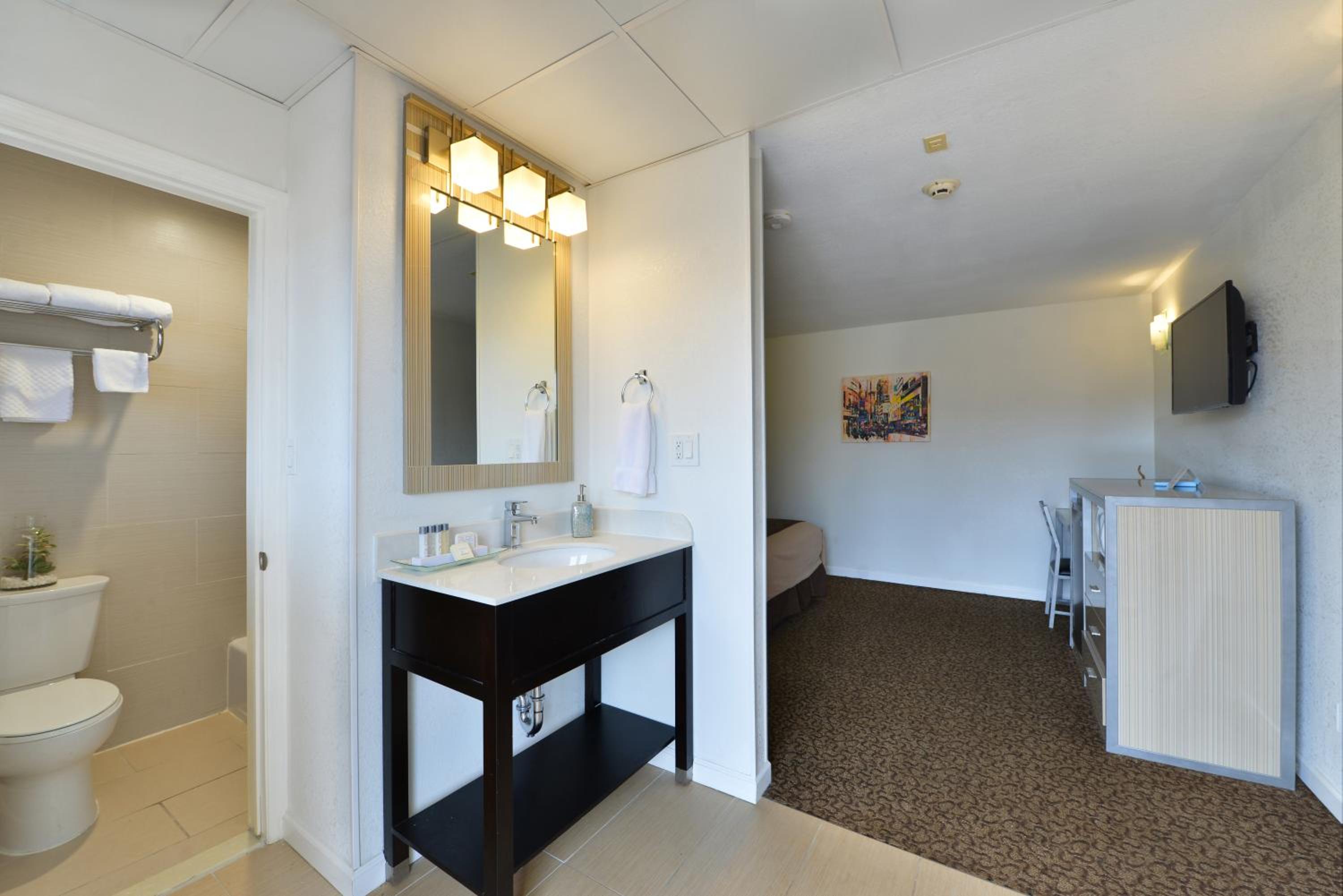 Standard Queen Room with Shower  - Photo 9