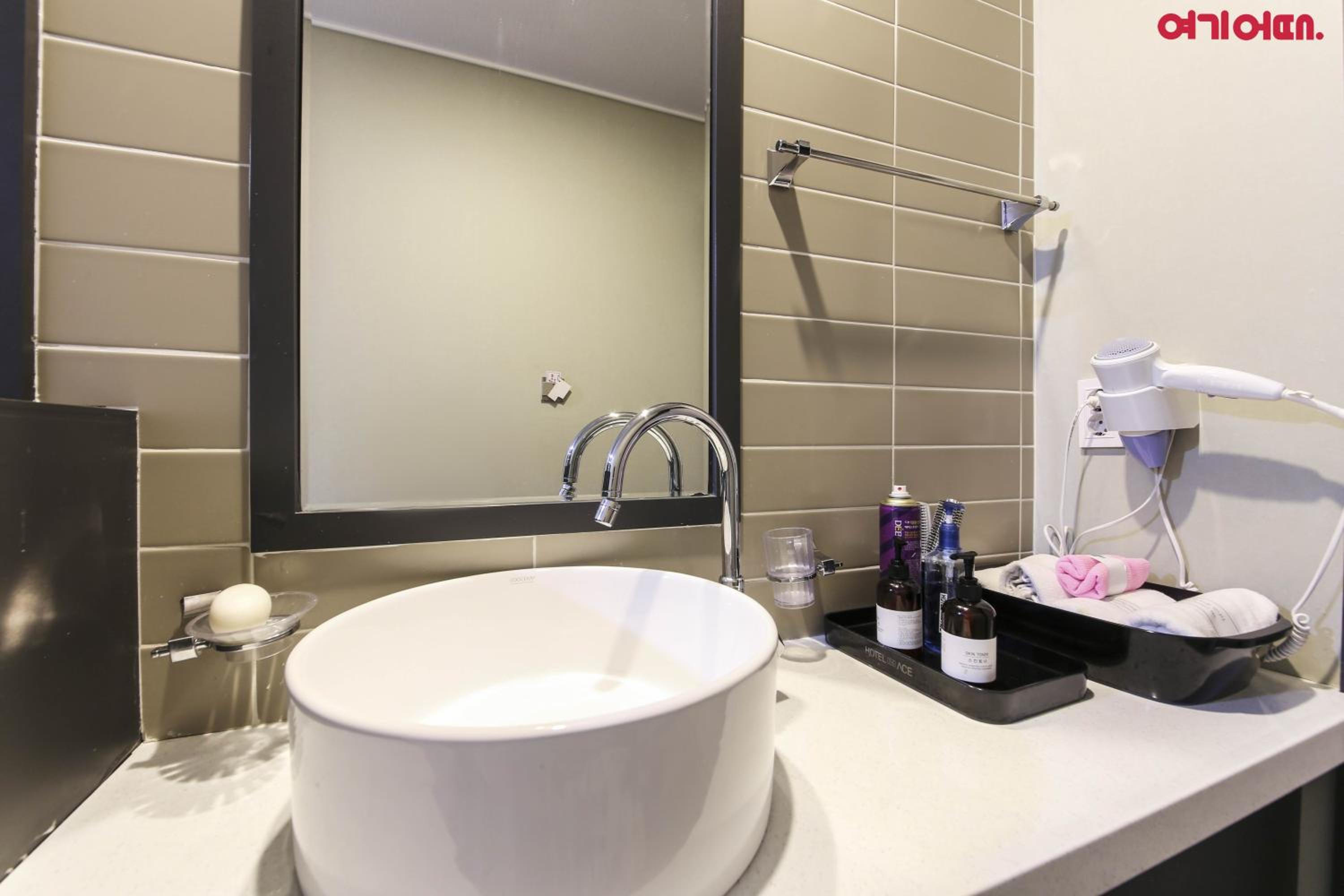 Standard Double Room - Photo 8