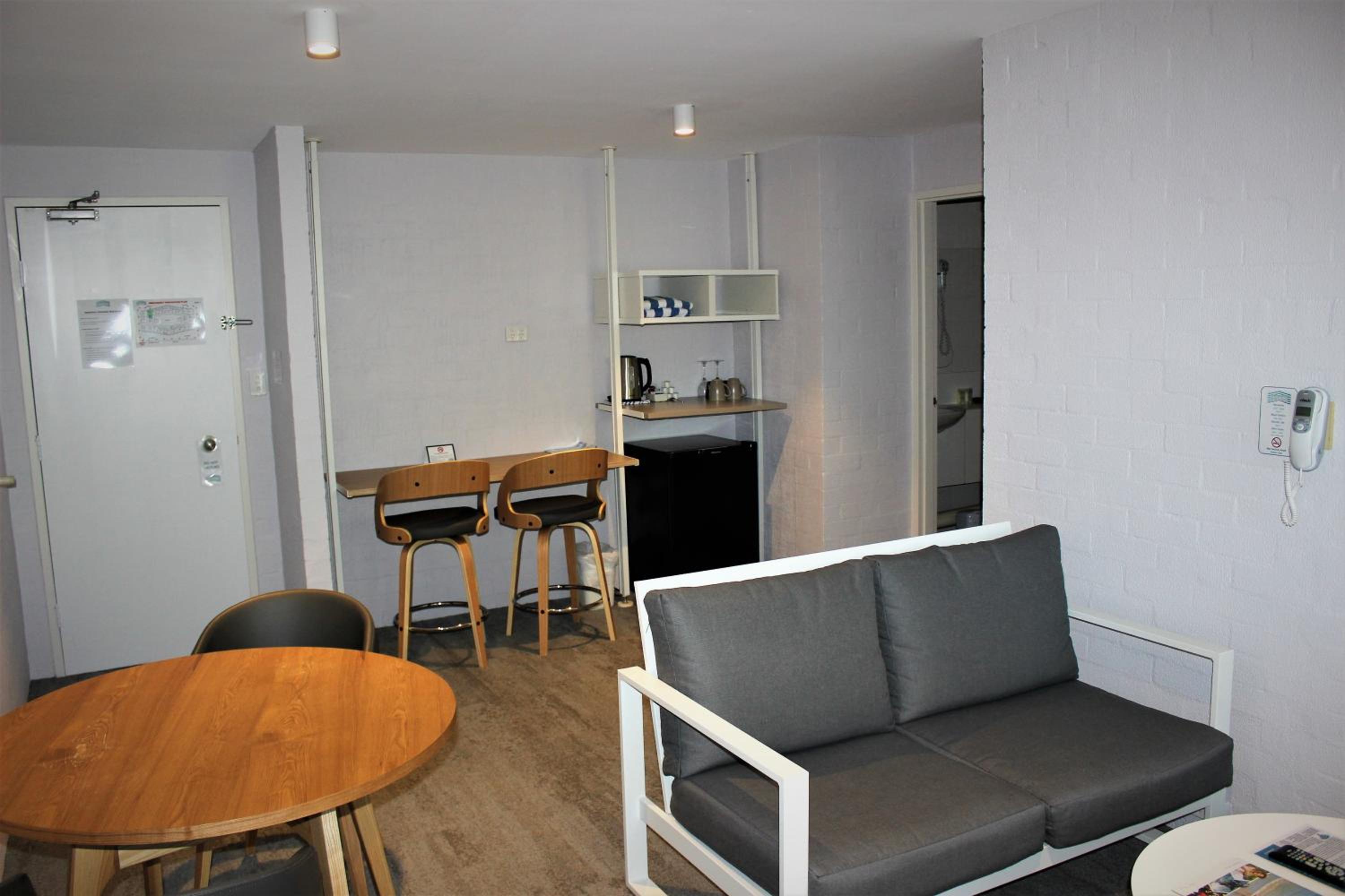 Deluxe One Bedroom with Free Wifi and Parking photo 3