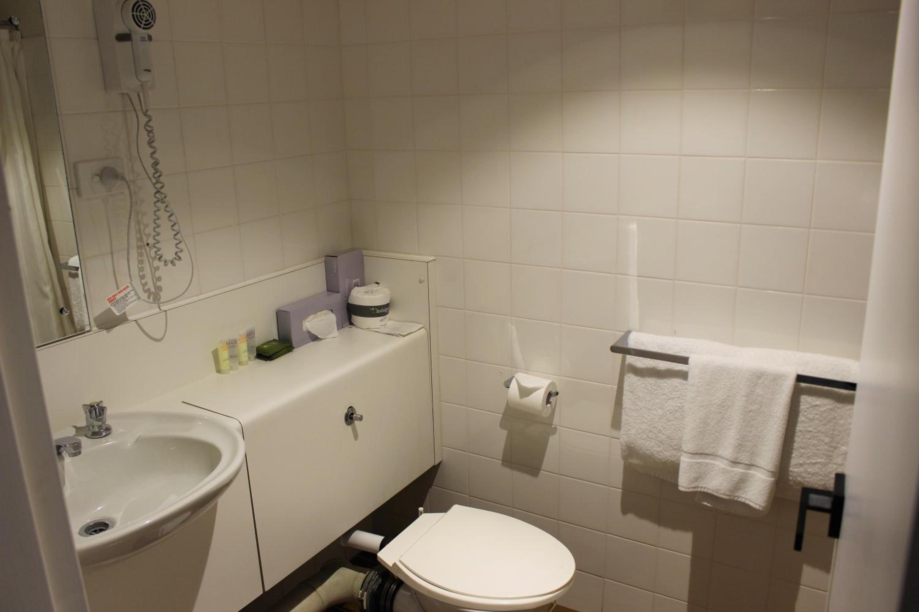 Deluxe One Bedroom with Free Wifi and Parking photo 2