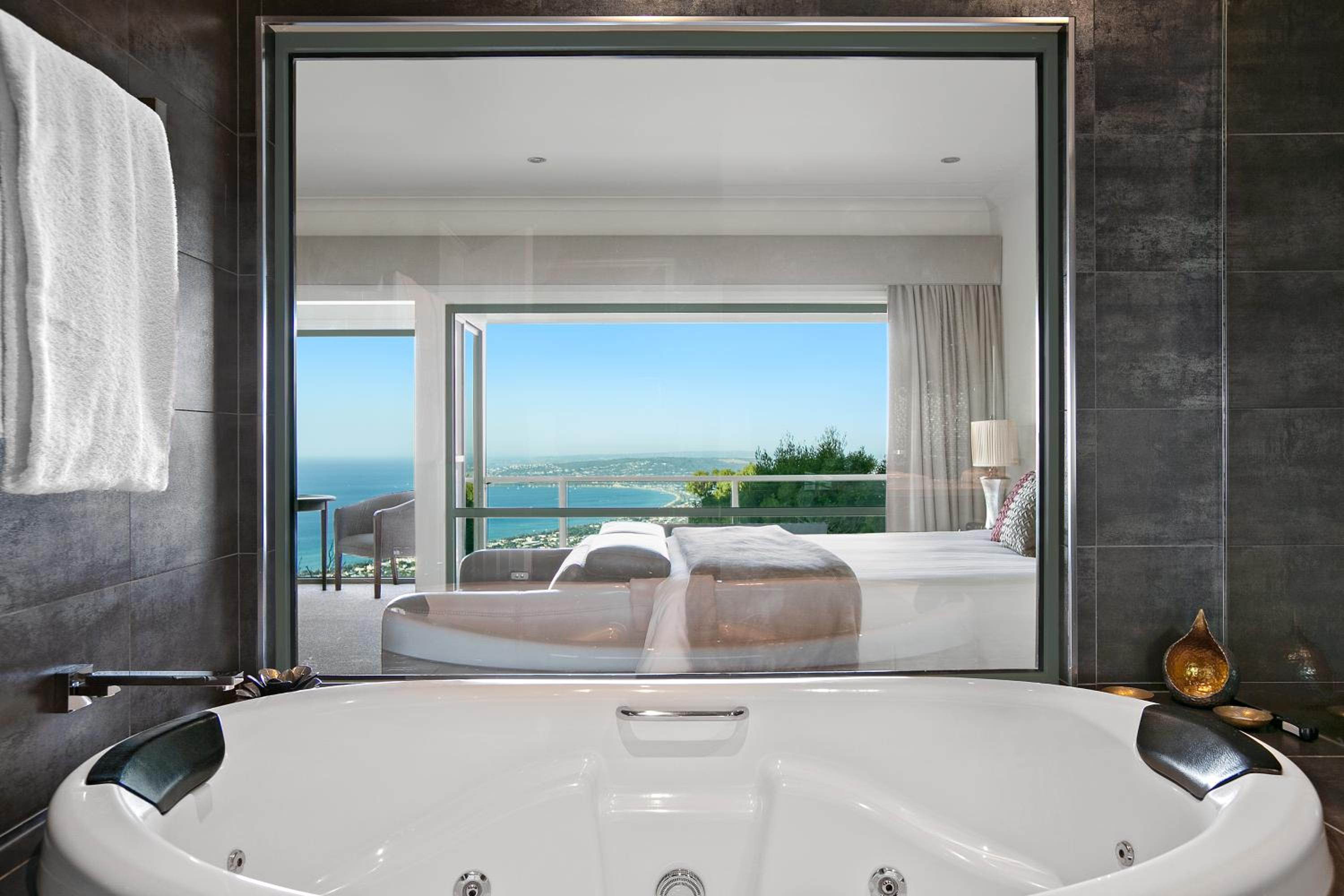 Chapman Spa Suite - Queen photo 2