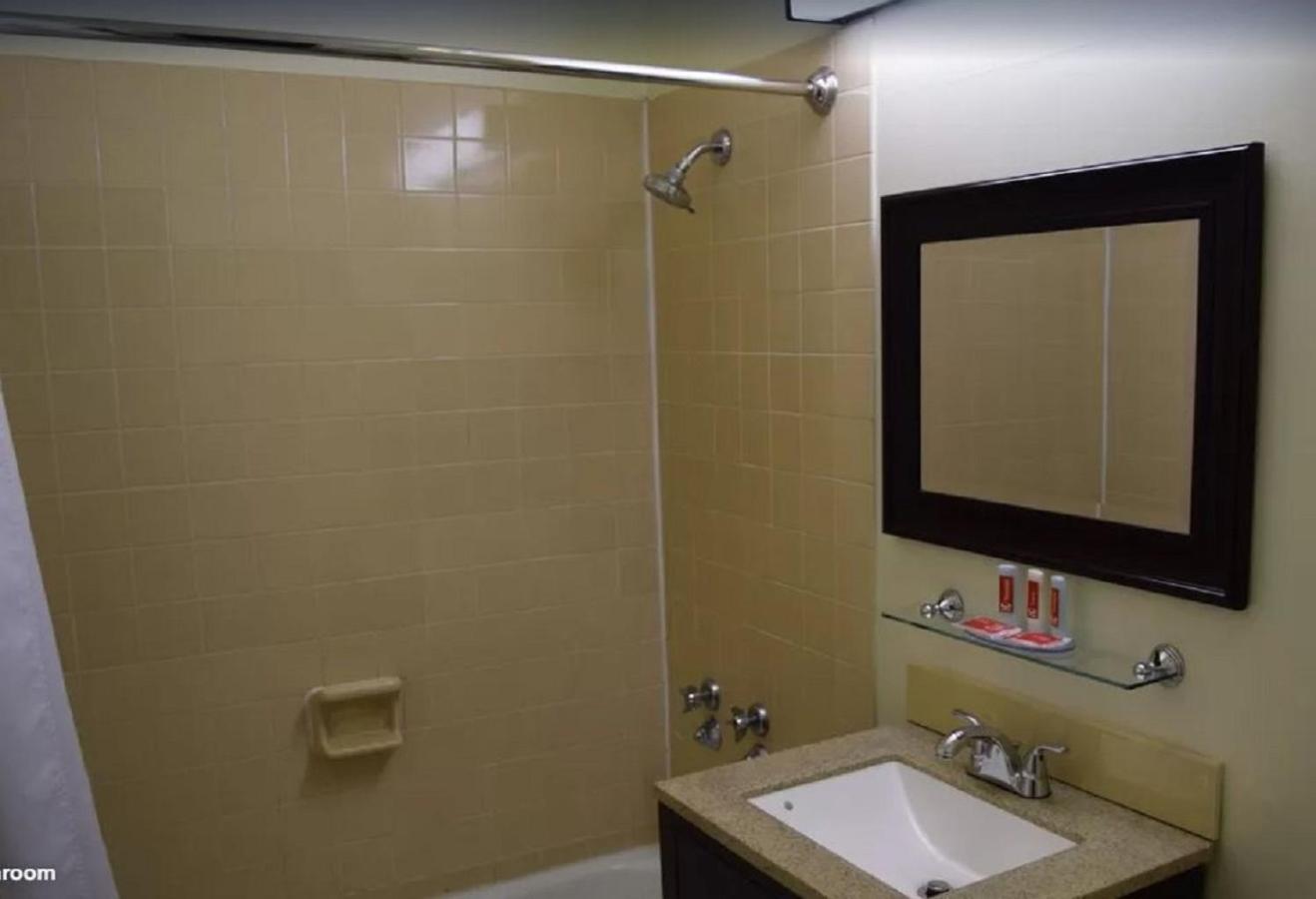 Queen Room with Two Queen Beds - Non-Smoking - Photo 6