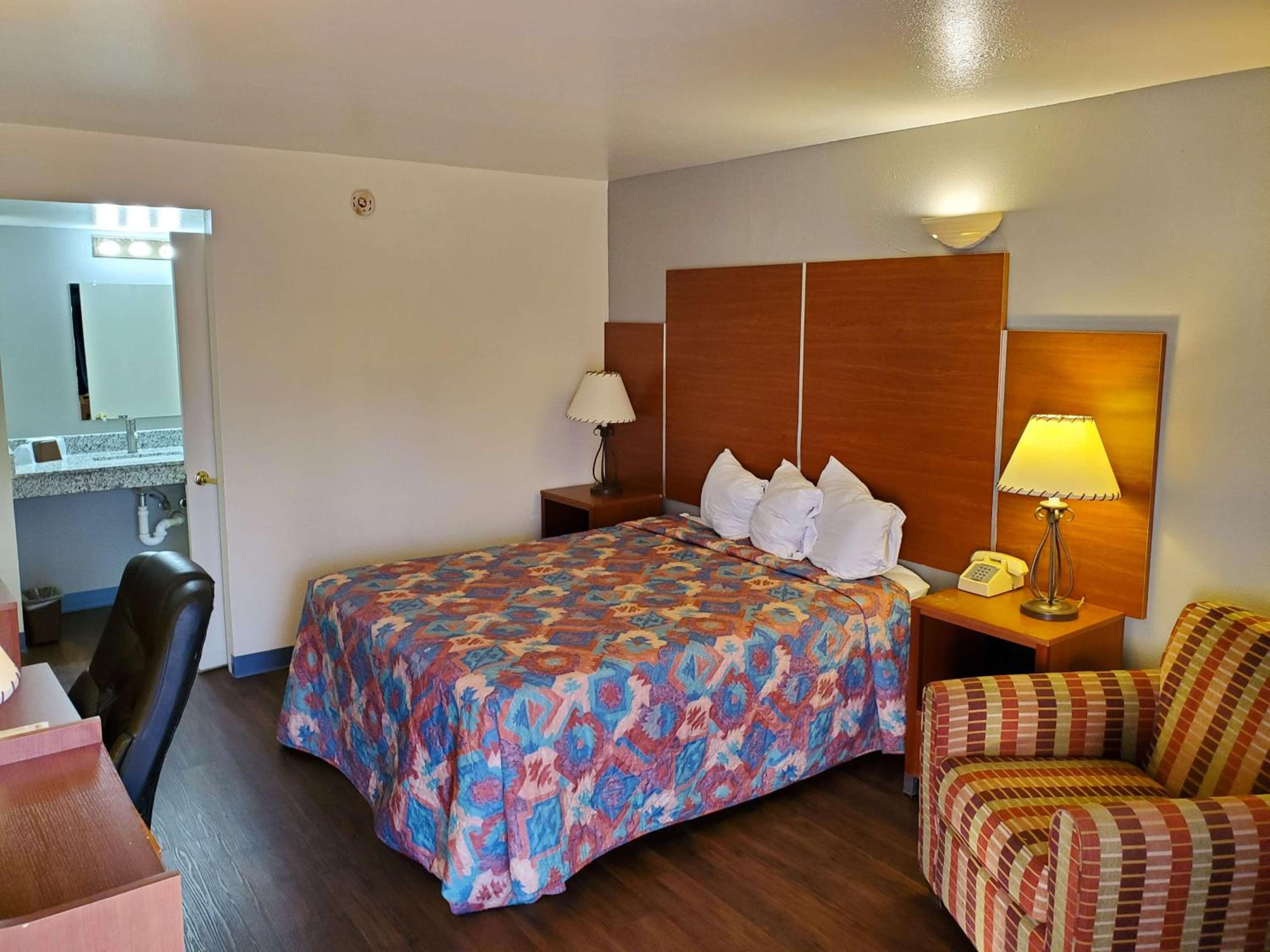 King Room - Non-Smoking - Photo 5