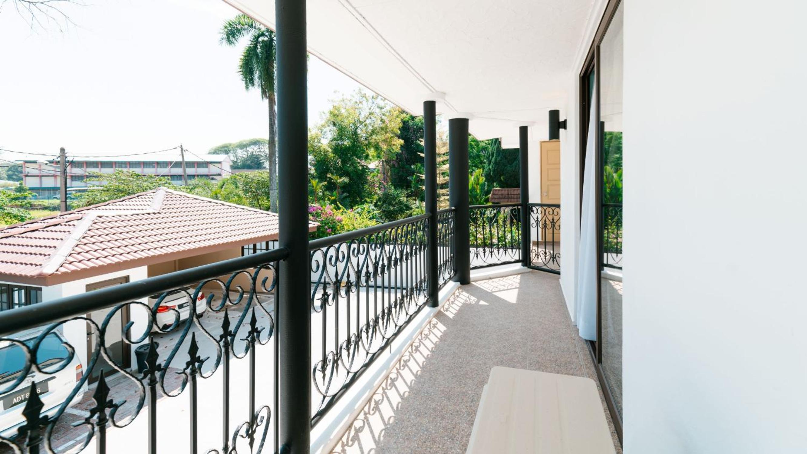 Suite with Balcony - Photo 2