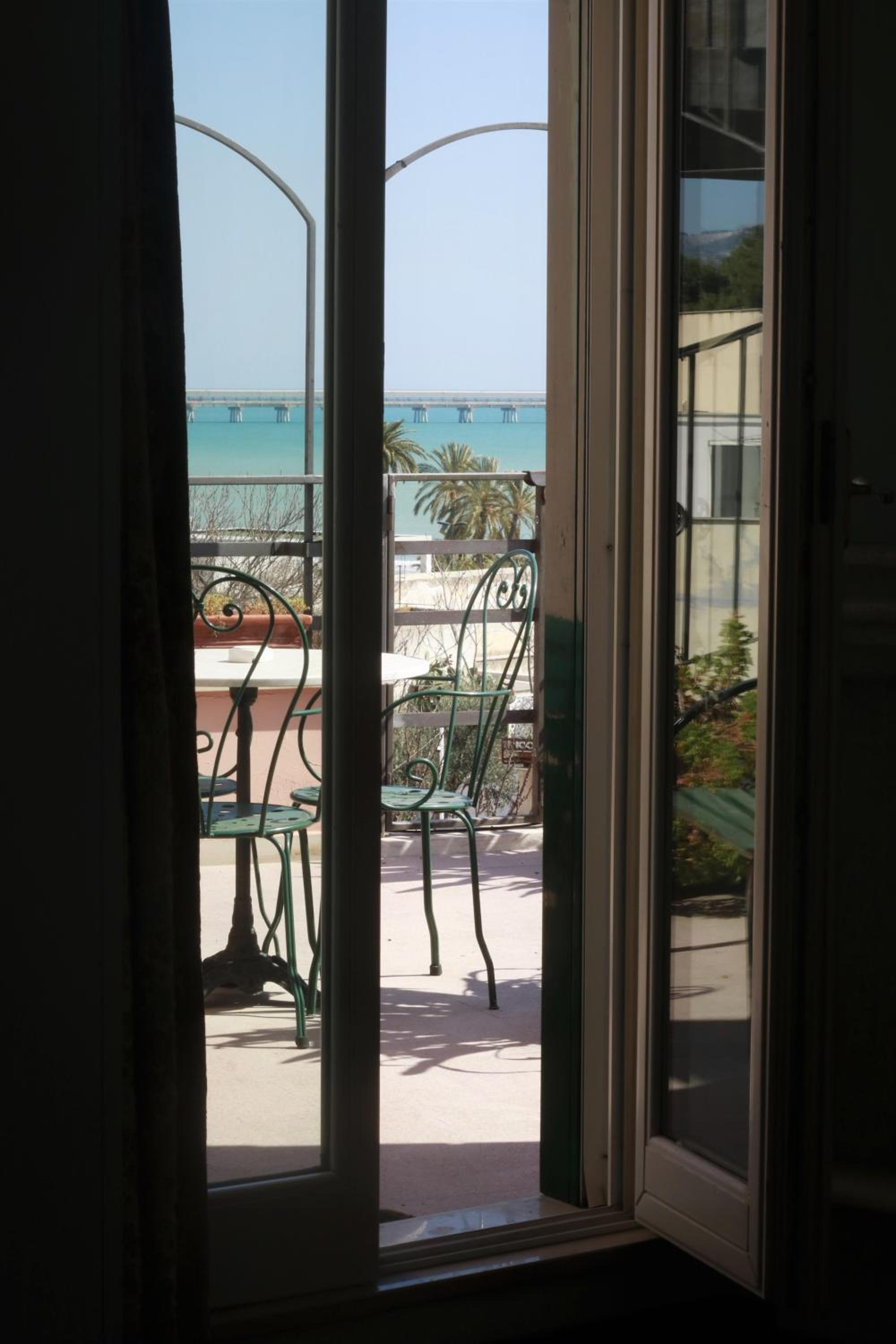 Junior Suite with Terrace/Garden and Sea View photo 3