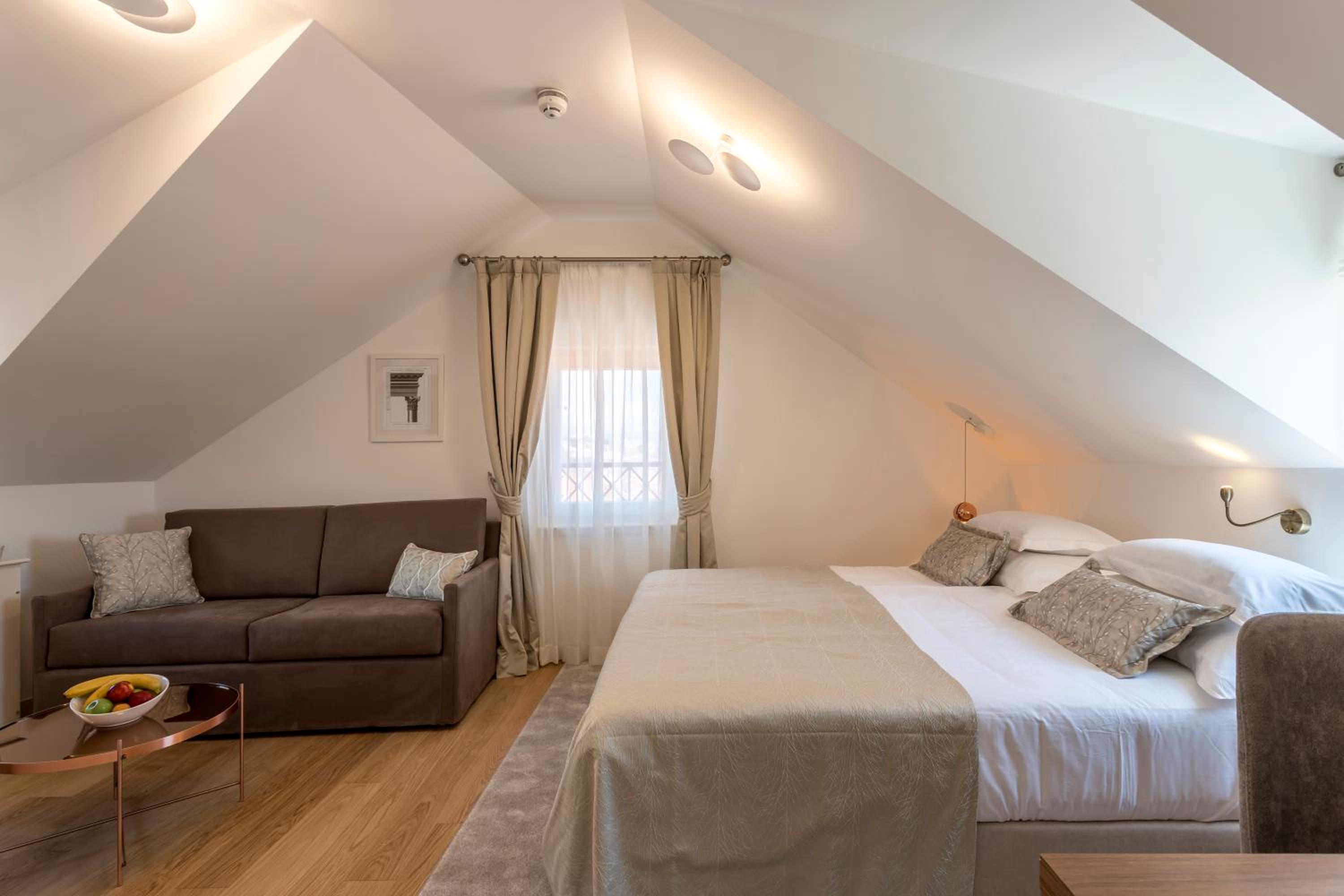 Cosy Loft Double or Twin Room With City View photo 3