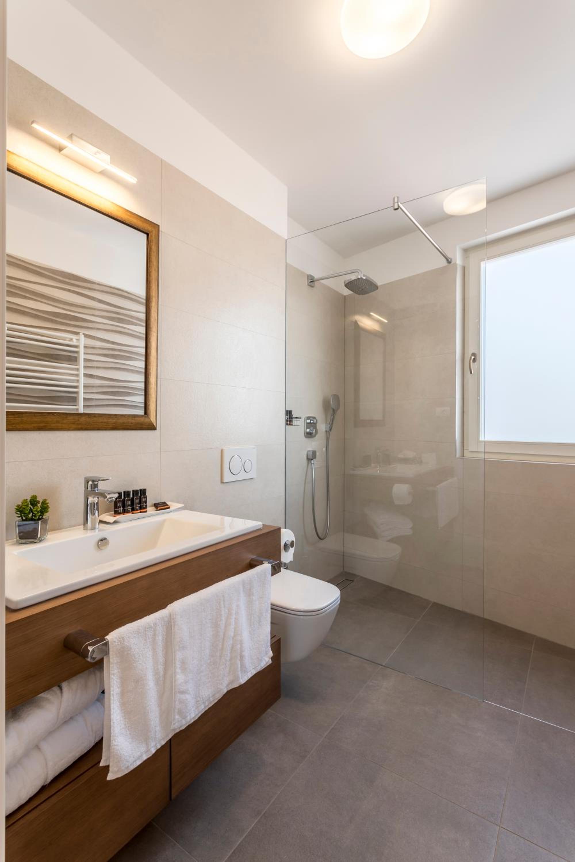 Deluxe Double or Twin Room with Balcony - Photo 10