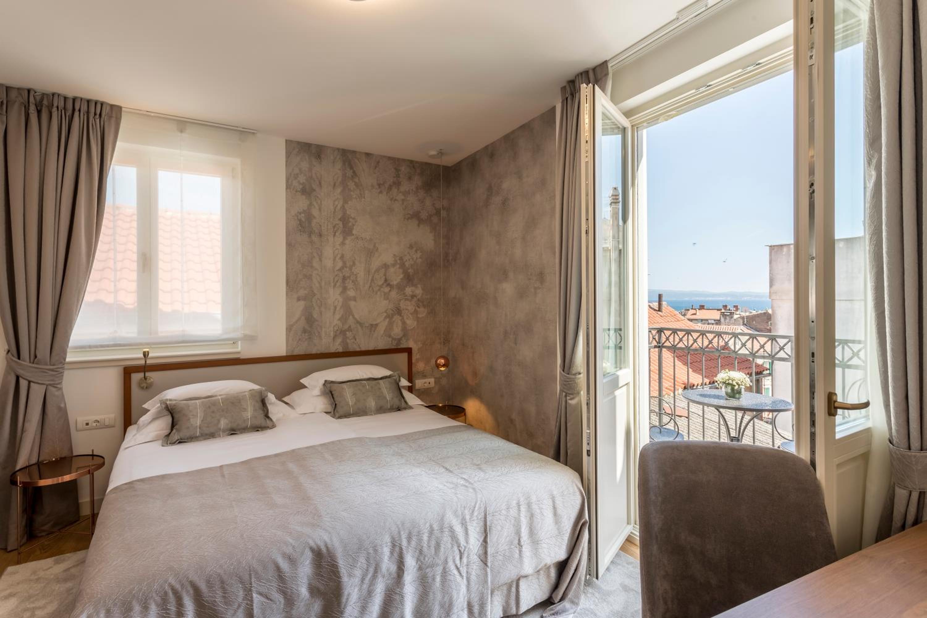 Deluxe Double or Twin Room with Balcony - Photo 11