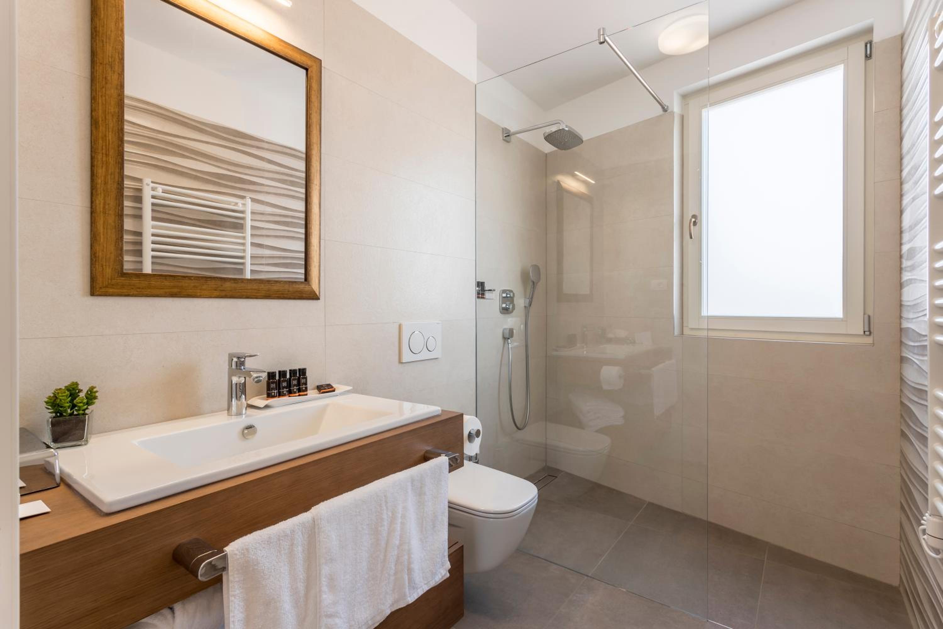 Double or Twin Room - Photo 10