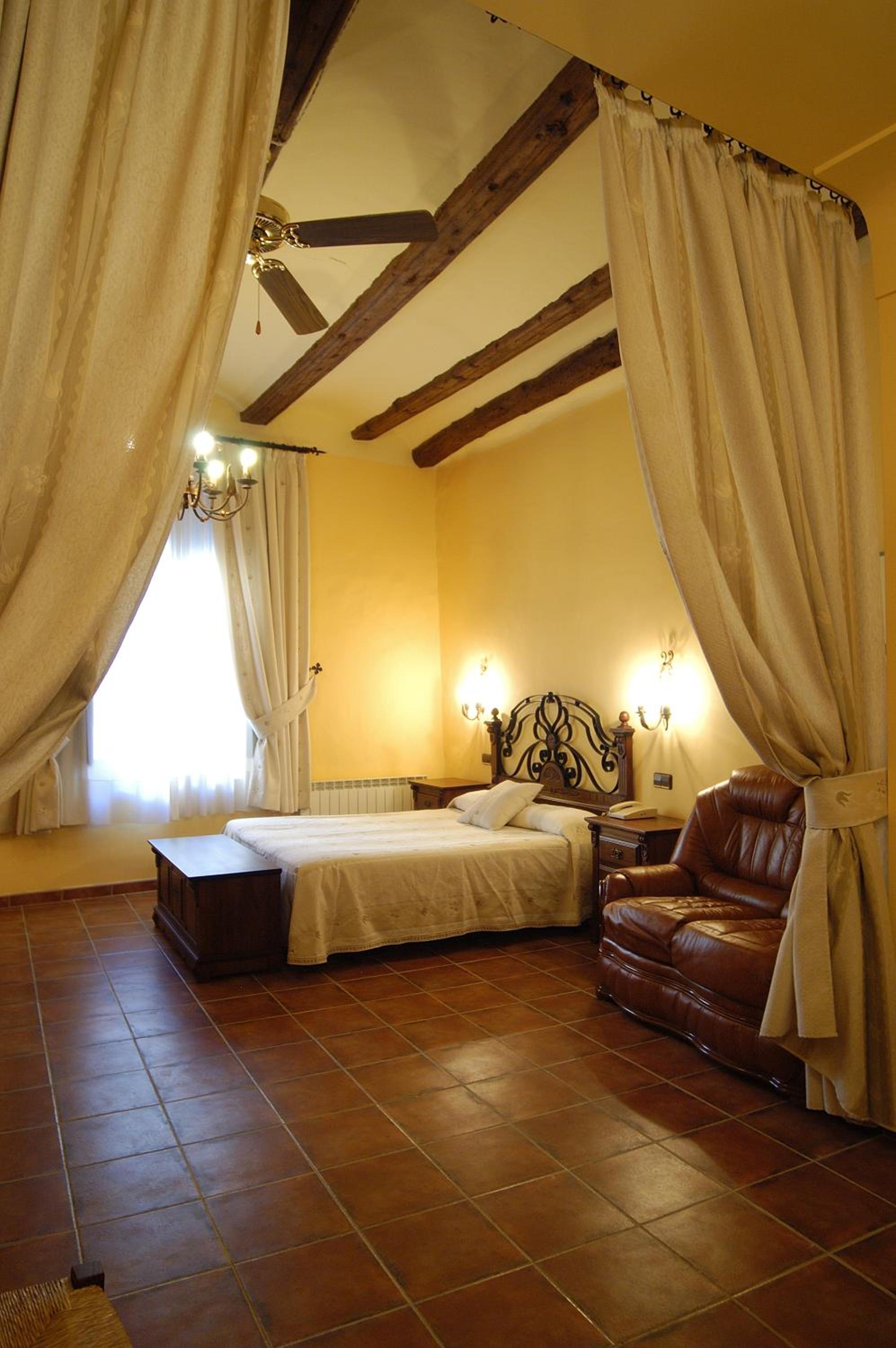 Habitación Doble con Balcón (2 Adultos + 1 Niño)