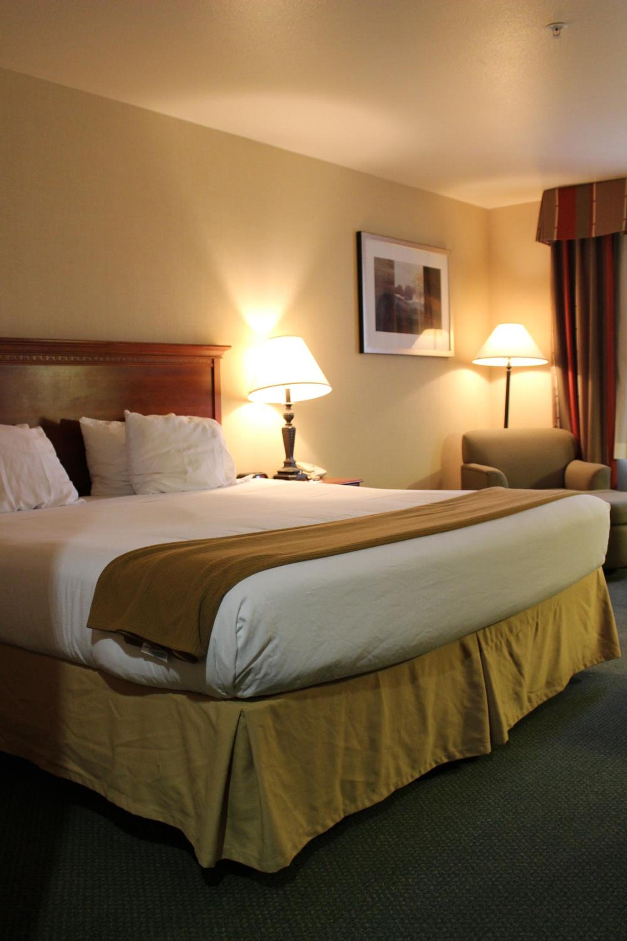 Standard King Room - Photo 5