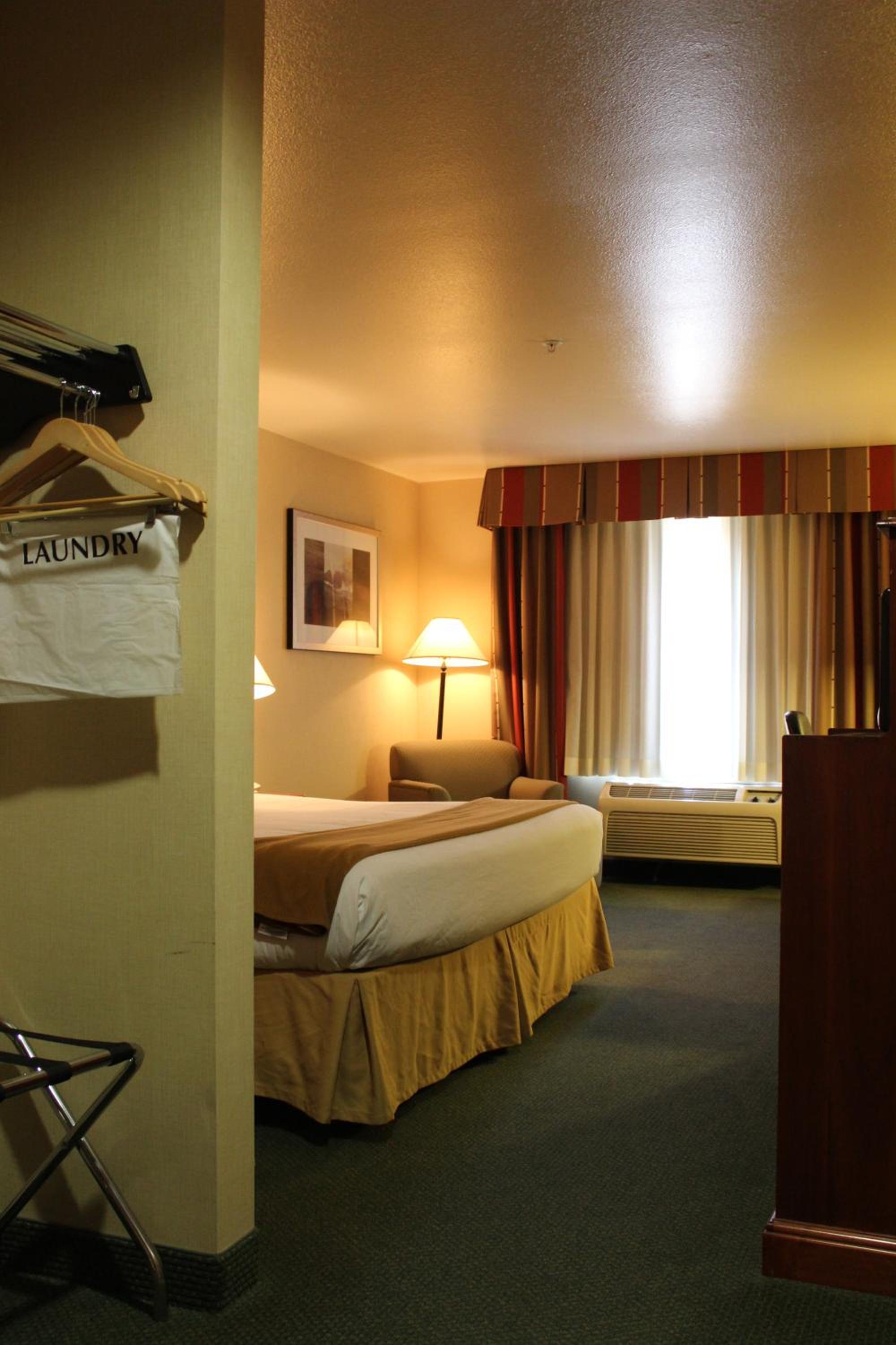Standard King Room - Photo 2