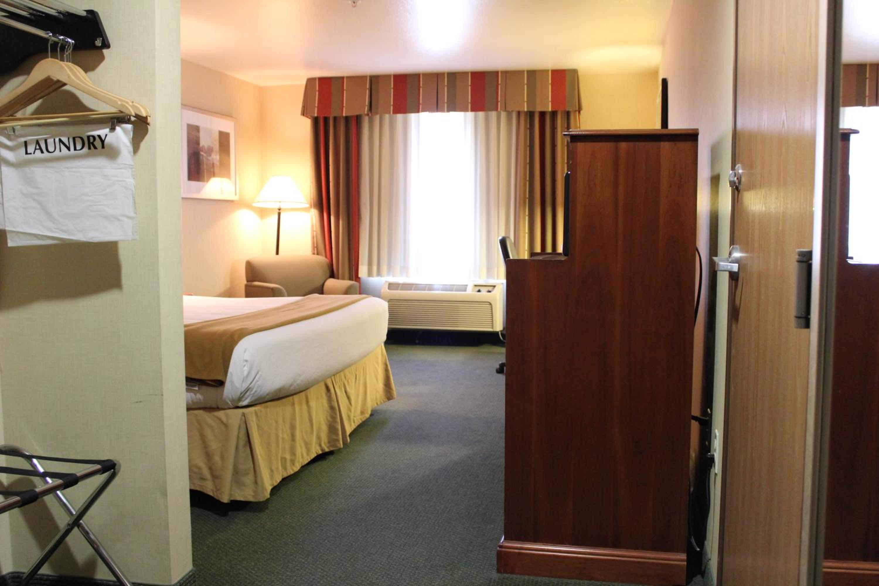 Standard King Room - Photo 6