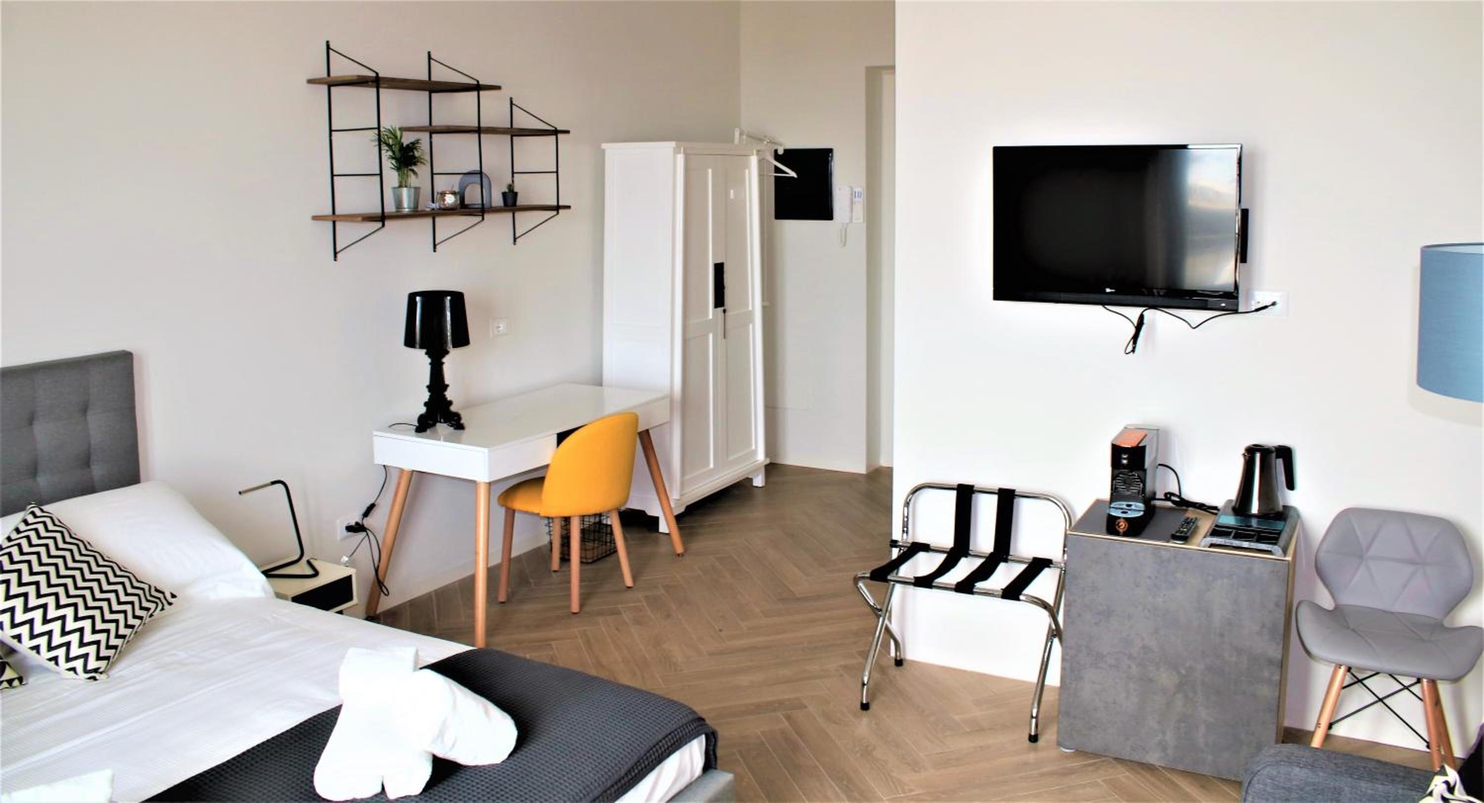 Double Room with Balcony (2 Adults + 1 Child) photo 3