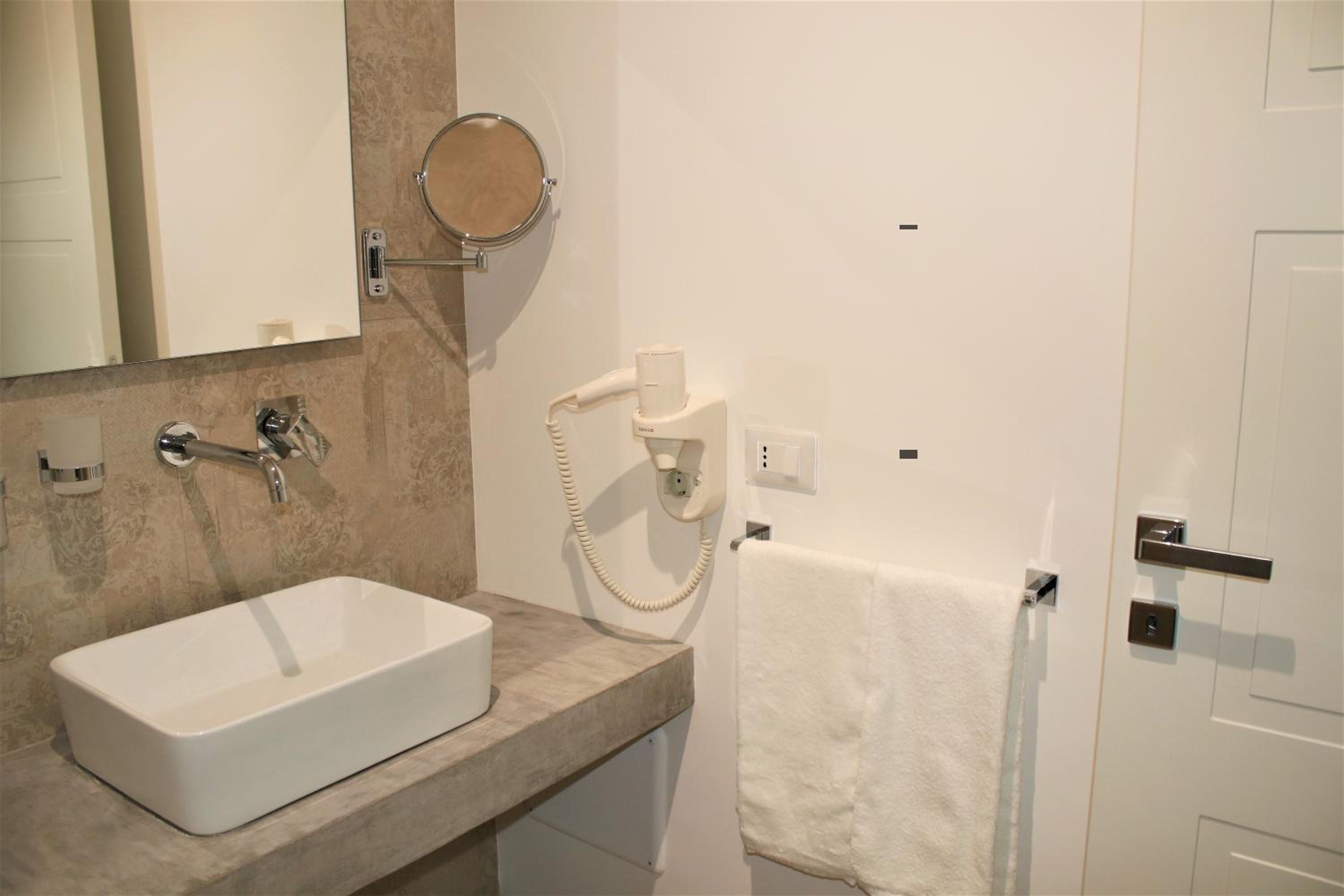 Double Room with Balcony (2 Adults + 1 Child) photo 2