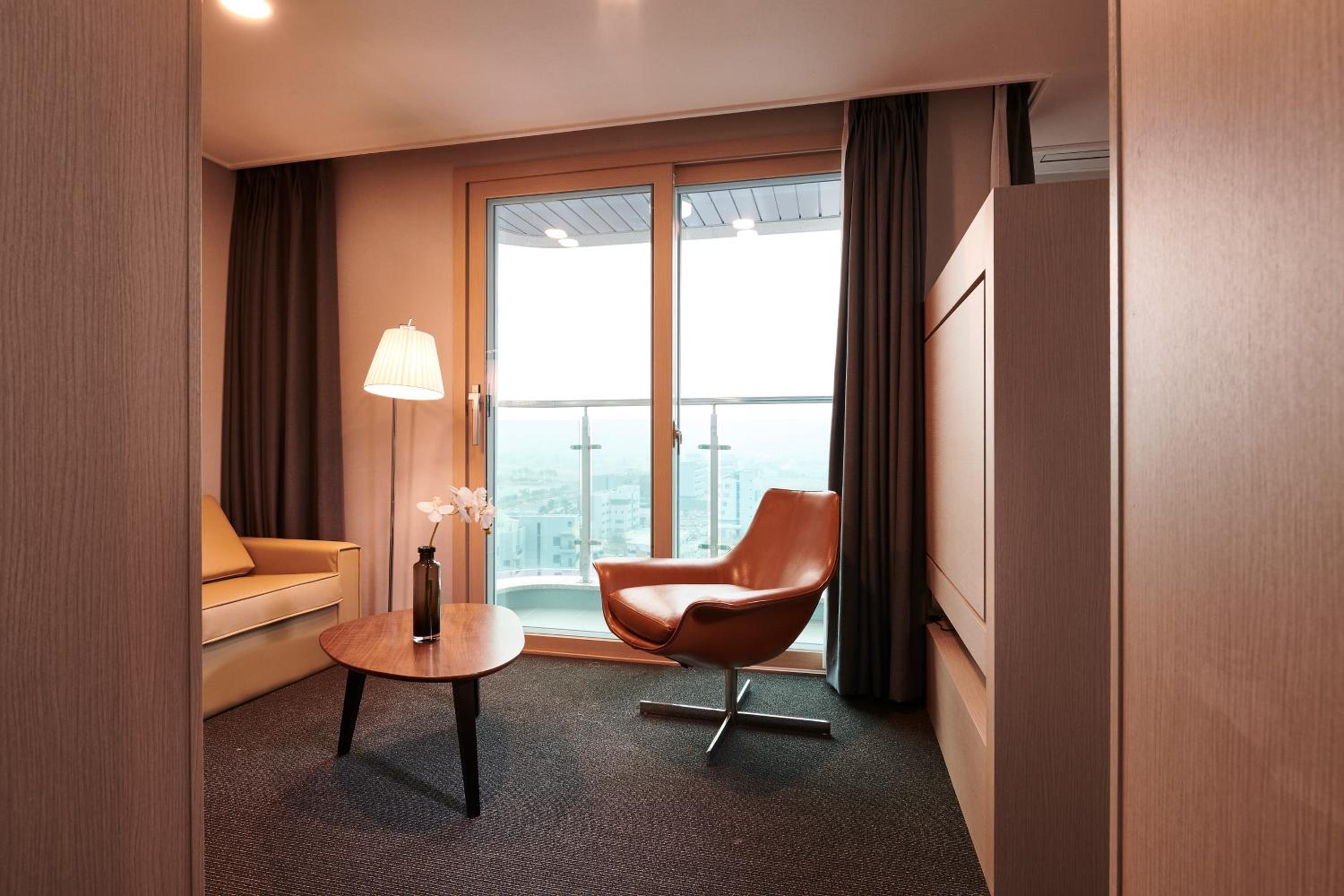 Suite - Photo 1