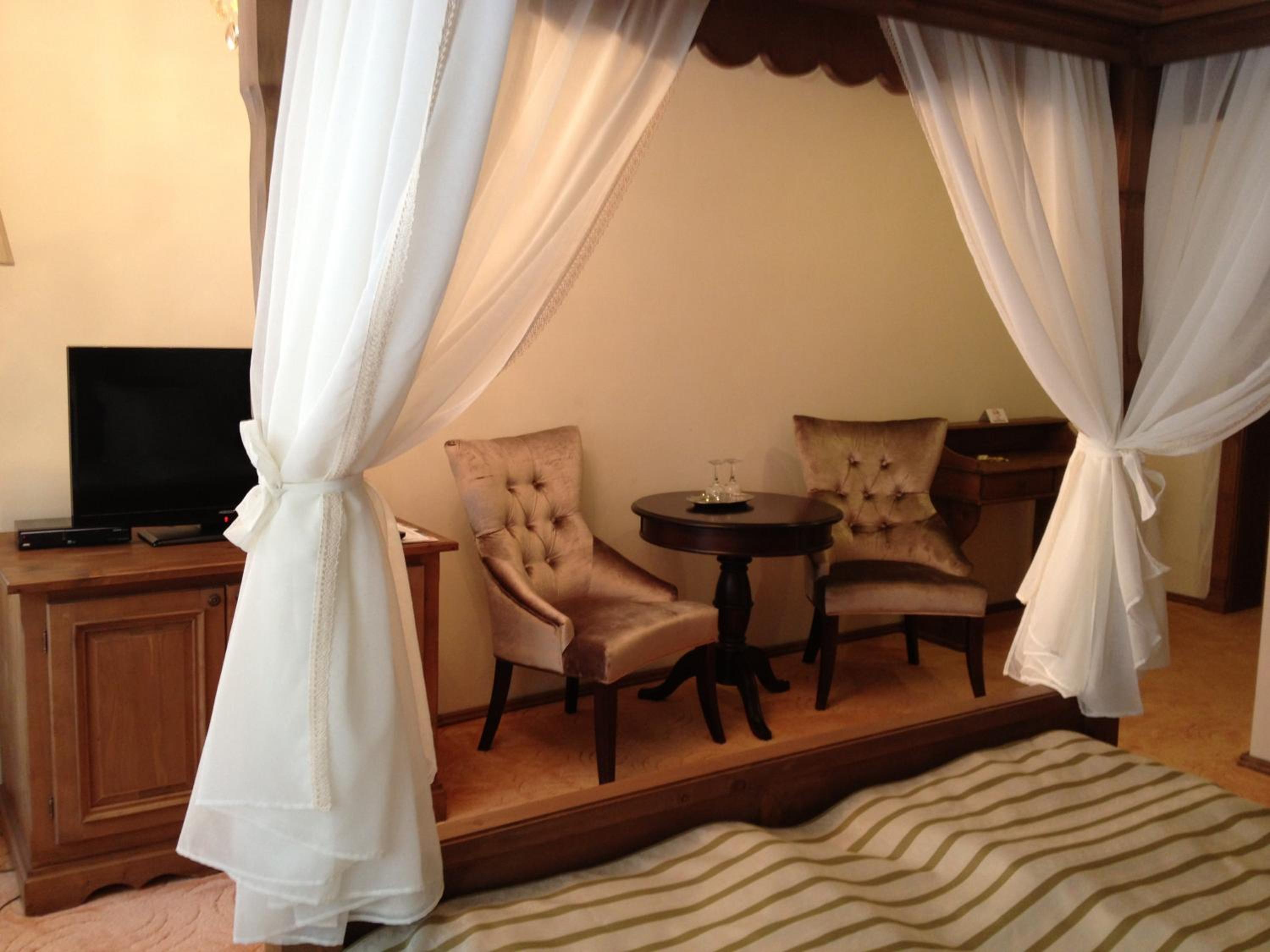 Deluxe Double Room with Canopy Bed - Photo 17
