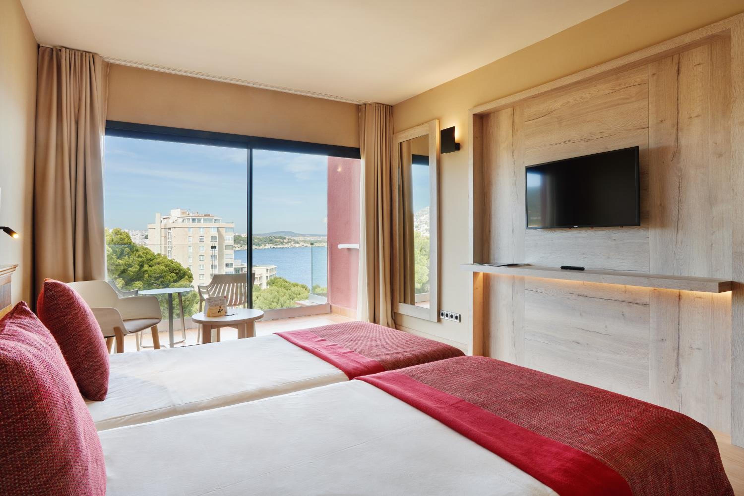 Twin Room with Balcony and Partial Sea View photo 2