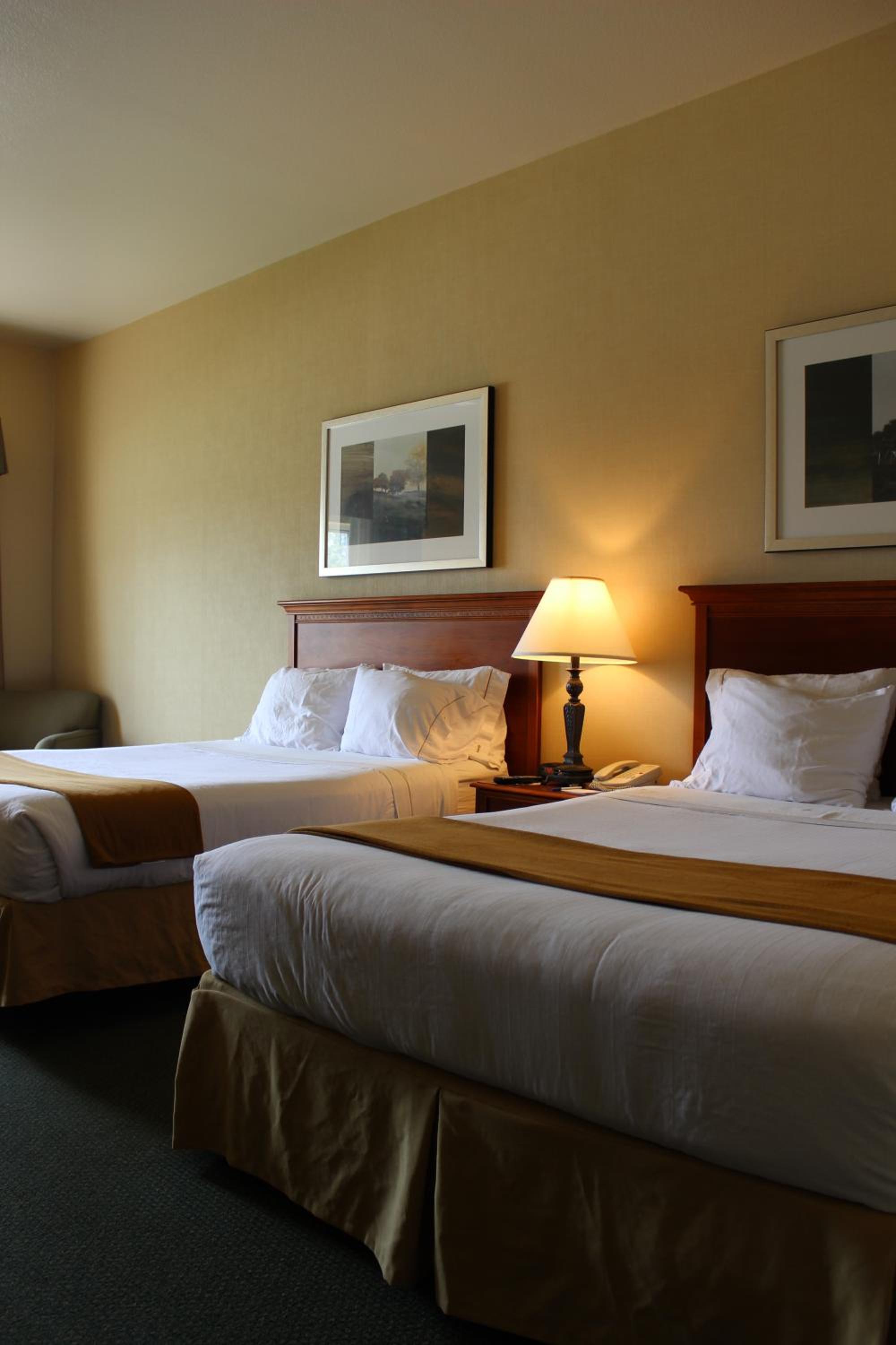 Standard Room with Two Queen Beds - Photo 1